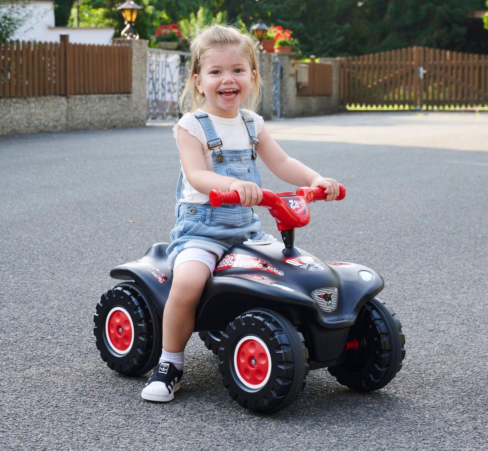 BIG Bobby Car Quad Racing (must-punane) – Lasteroller alates 3. eluaastast, turvaline rool, signaal ja offroad-rehvid, auto tüdrukutele ja poistele 3-7 aastat (kuni 50 kg) – pakend ja tarvikud