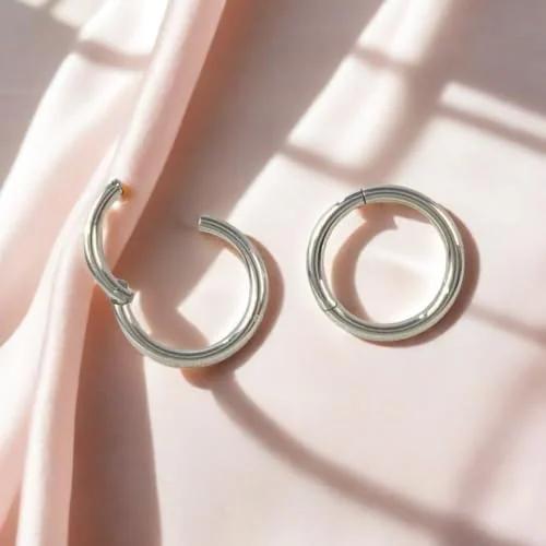 Briana Williams roostevaba 316L segmentring — elegantne piercing – kasutusnäide