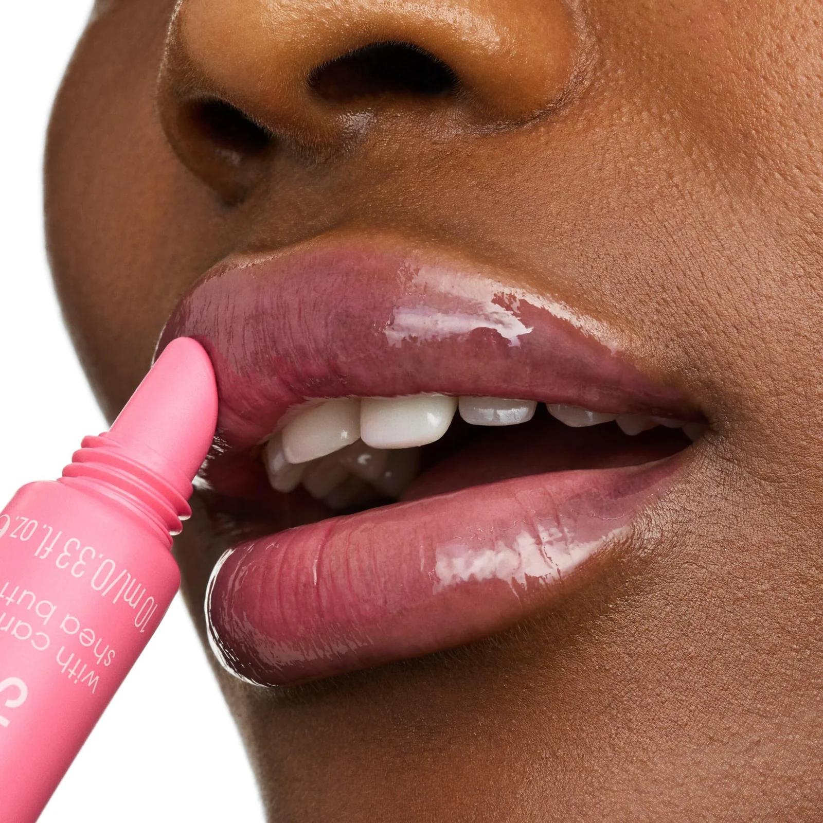 essence cosmetics niisutav ja läikiv huulepalsam – kasutusnäide