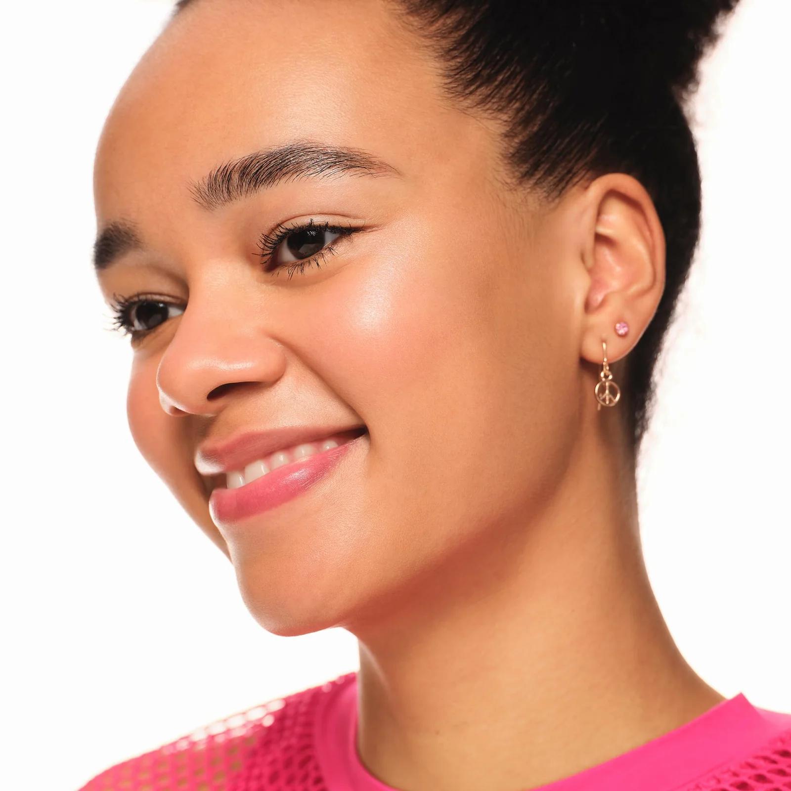 essence cosmetics sädelev vegan highlighter stick — hõbedane sära – pilt 6