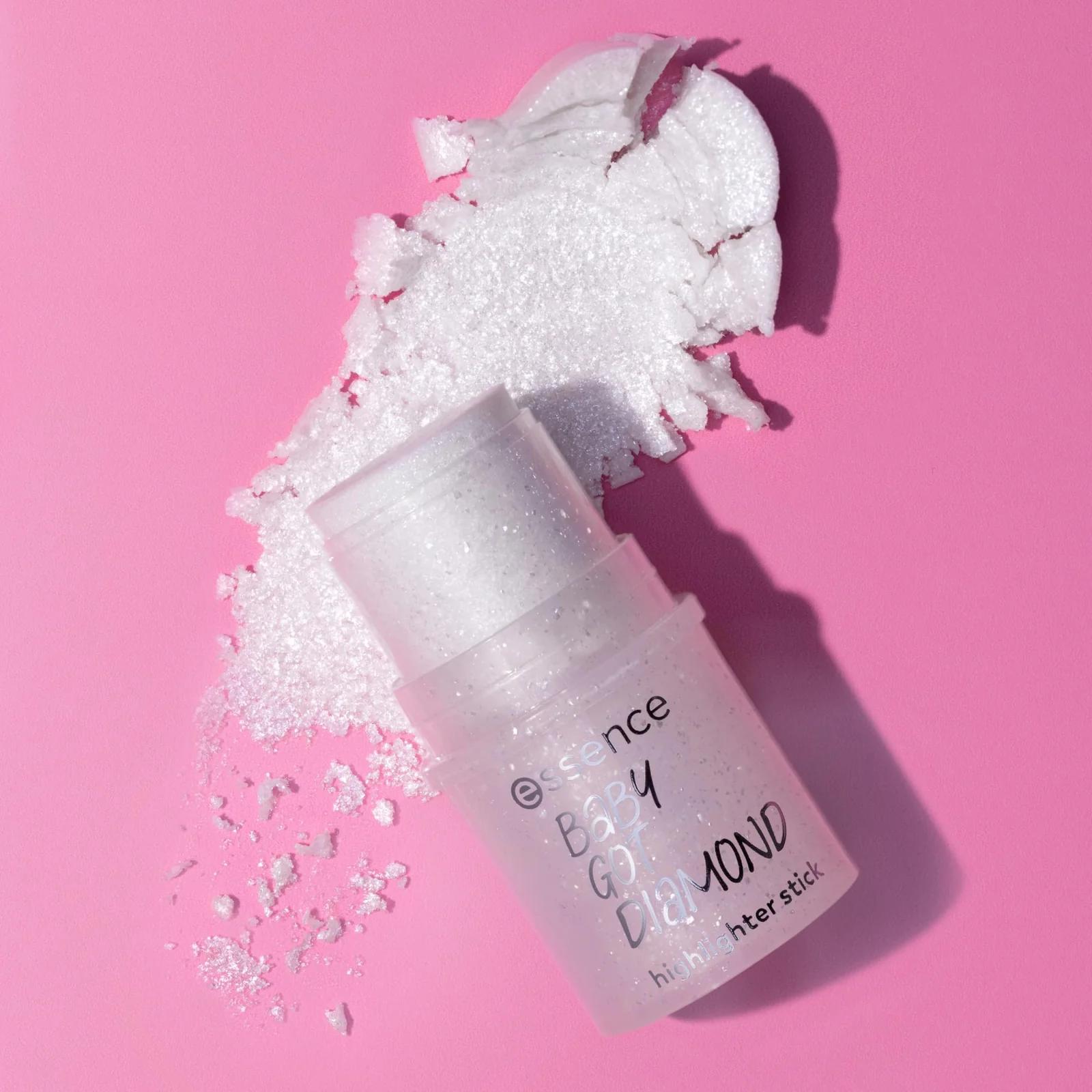 essence cosmetics sädelev vegan highlighter stick — hõbedane sära – pilt 8
