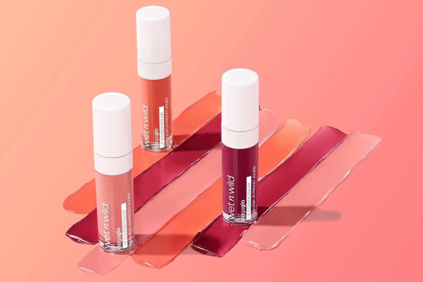 Wet n Wild kreemjas huule- ja põsevärv — Coral Dream – kasutusnäide