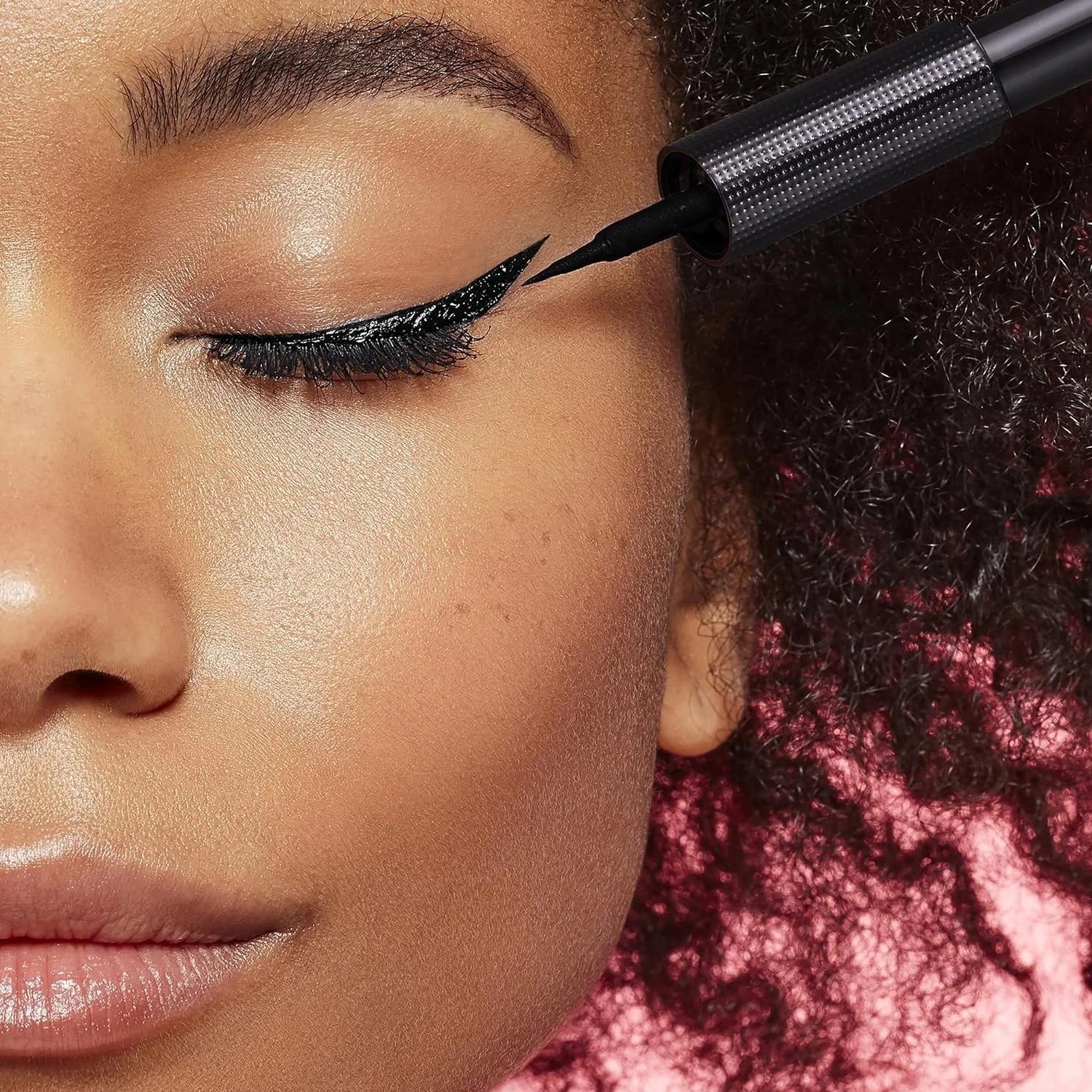 L’Oreal Paris veekindel vedel eyeliner — täpne ja püsiv – kasutusnäide