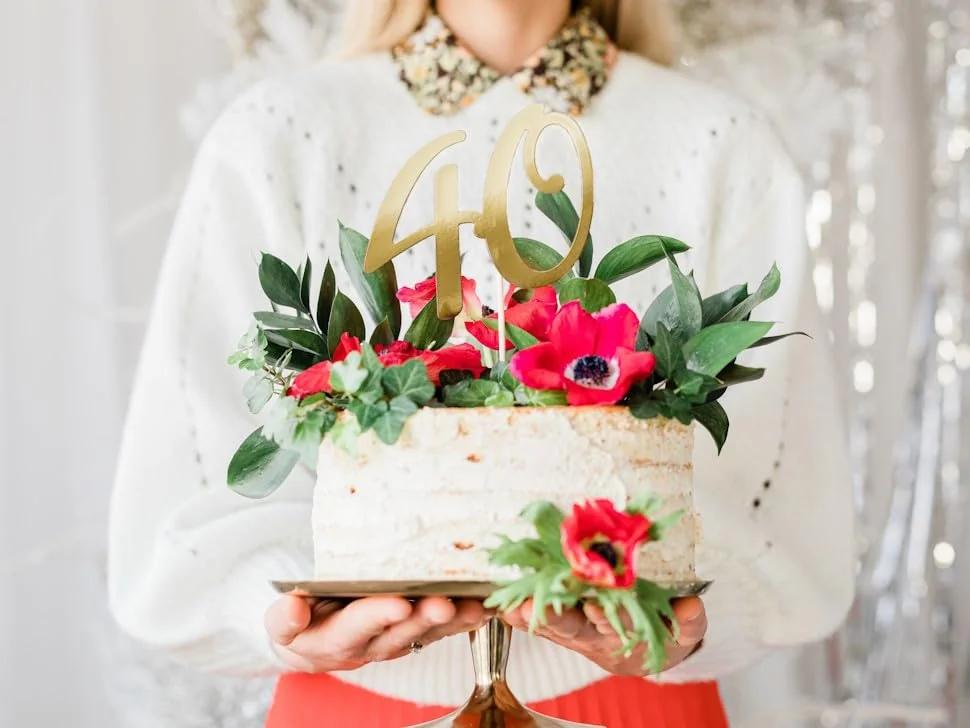Libetui kuldne 40 cake topper – elegantne peotükk – kasutusnäide