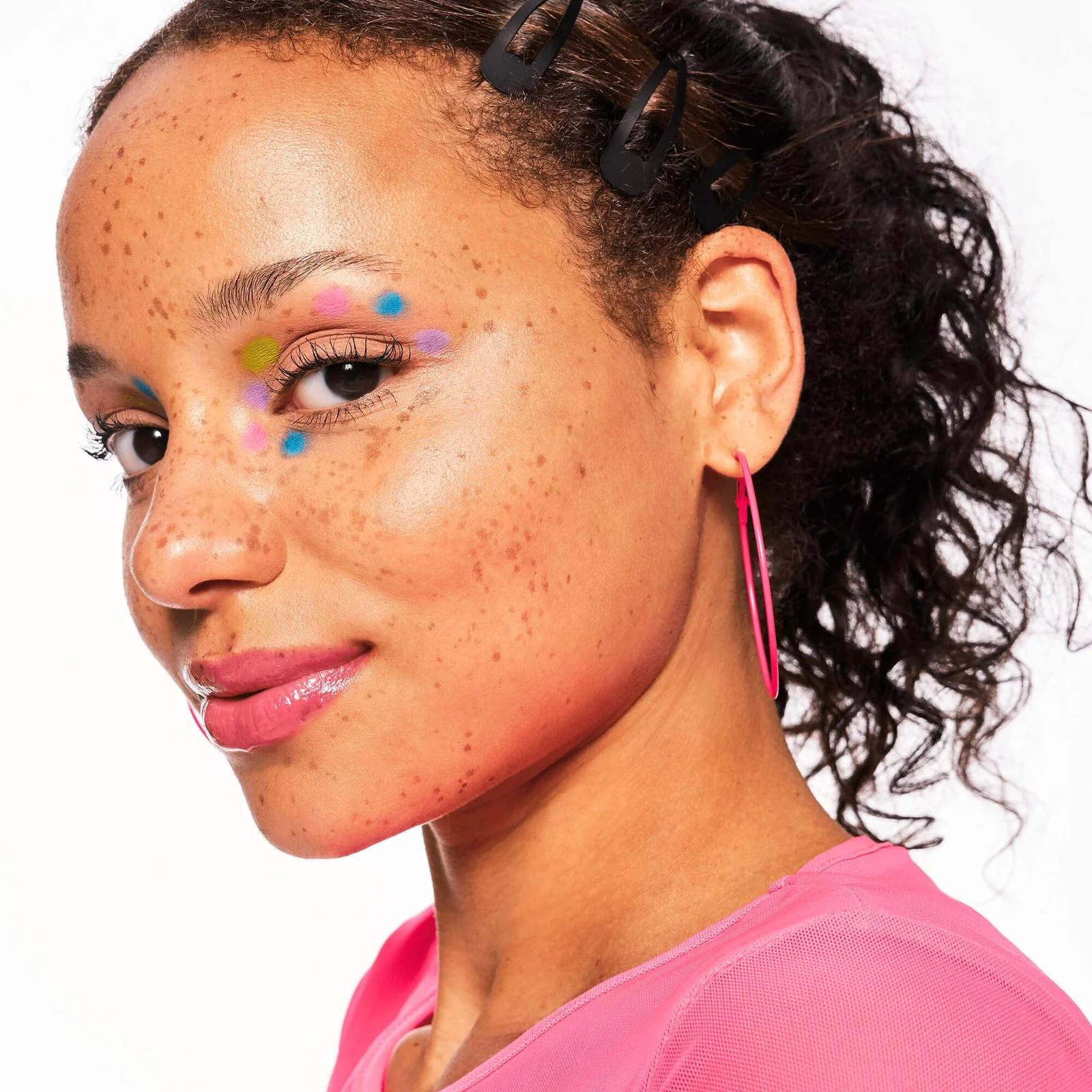 essence cosmetics holograafiline highlighter-stick – õrn aprikoos – lisavaade