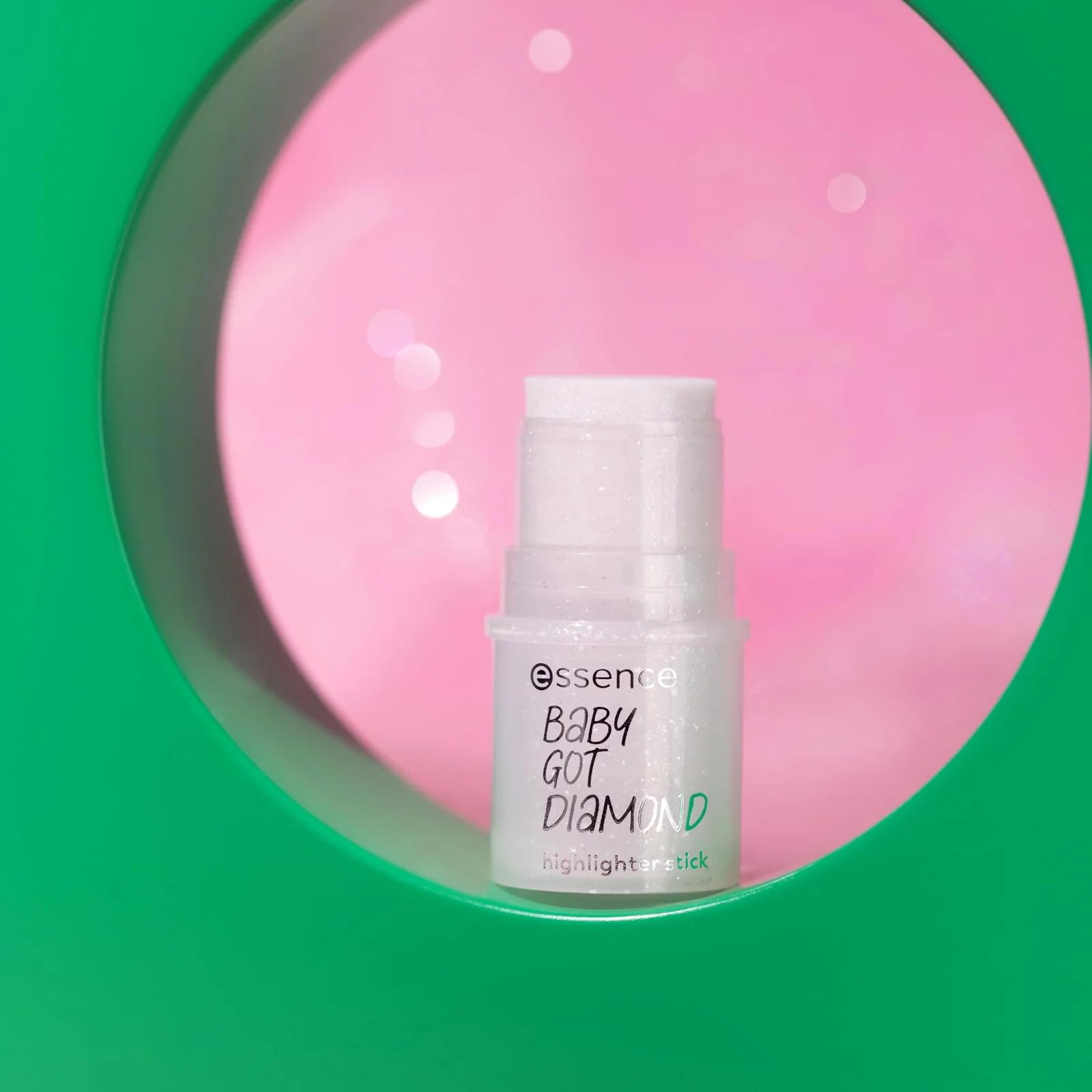 essence cosmetics sädelev vegan highlighter stick — hõbedane sära – pilt 9