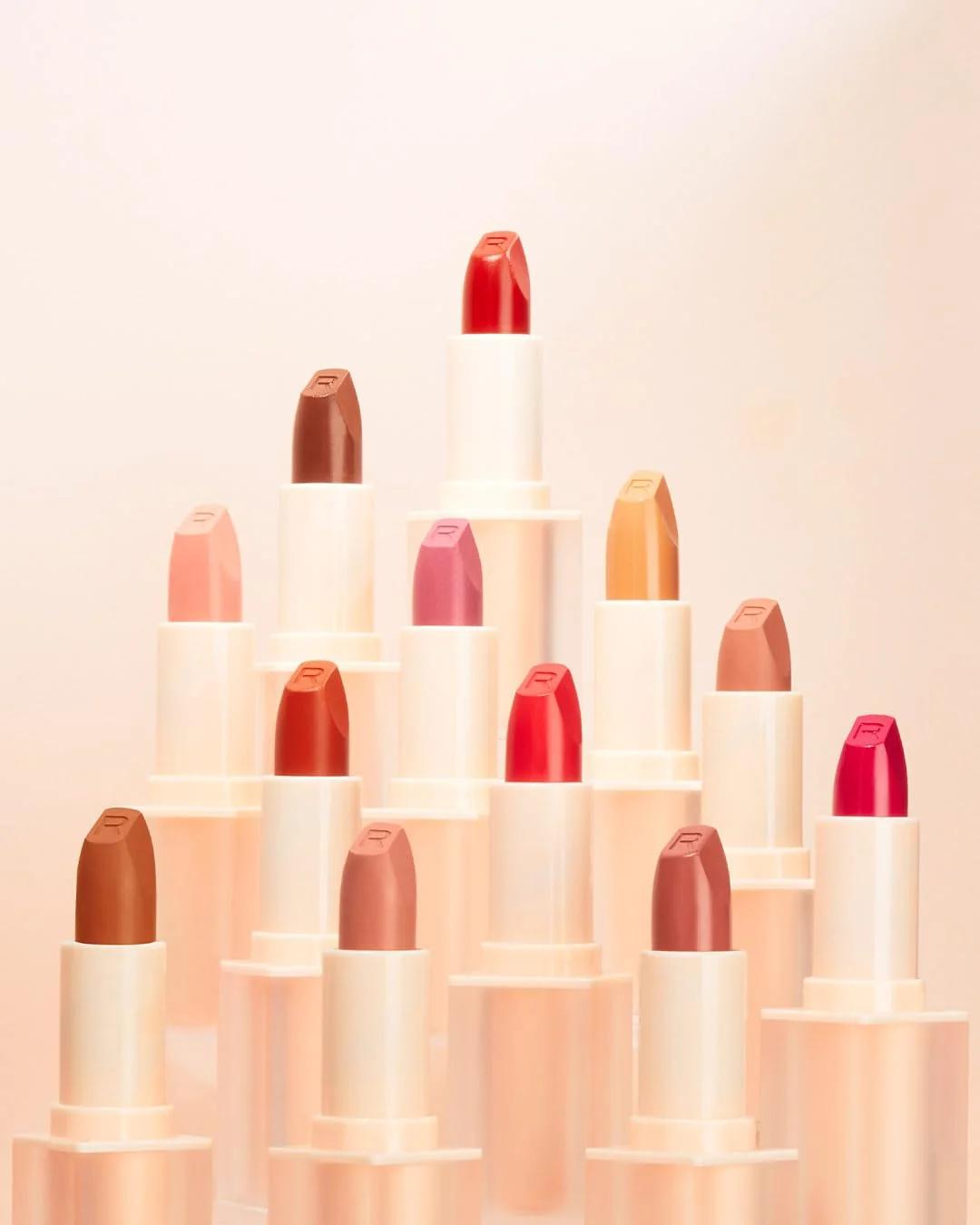Revolution Beauty London püsiv matthuulepulk – pehme Queen Pink – kasutusnäide