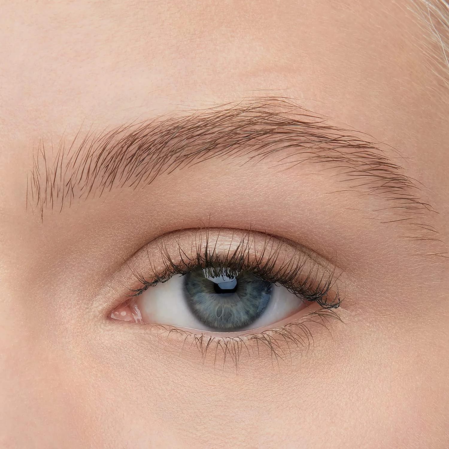MAYBELLINE kulmupliiats ja pulber duo — naturaalne viimistlus – kasutusnäide