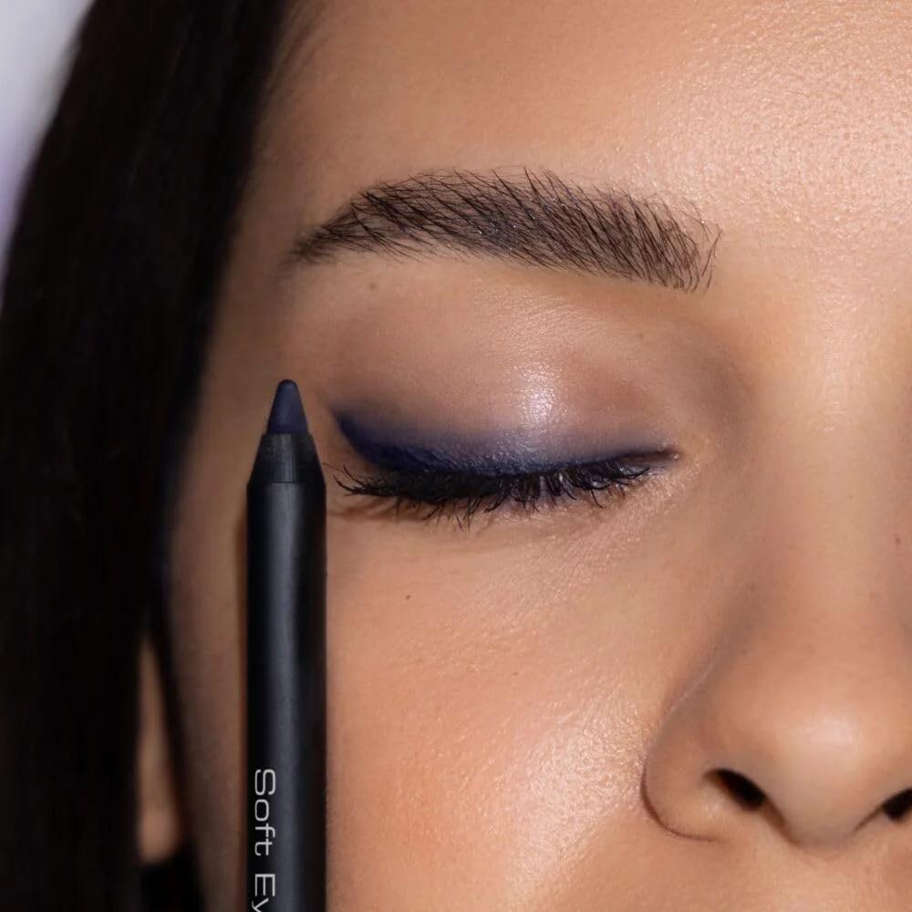 Artdeco veekindel Soft Eye Liner – kreemjas ja kauakestev 221.48 – kasutusnäide