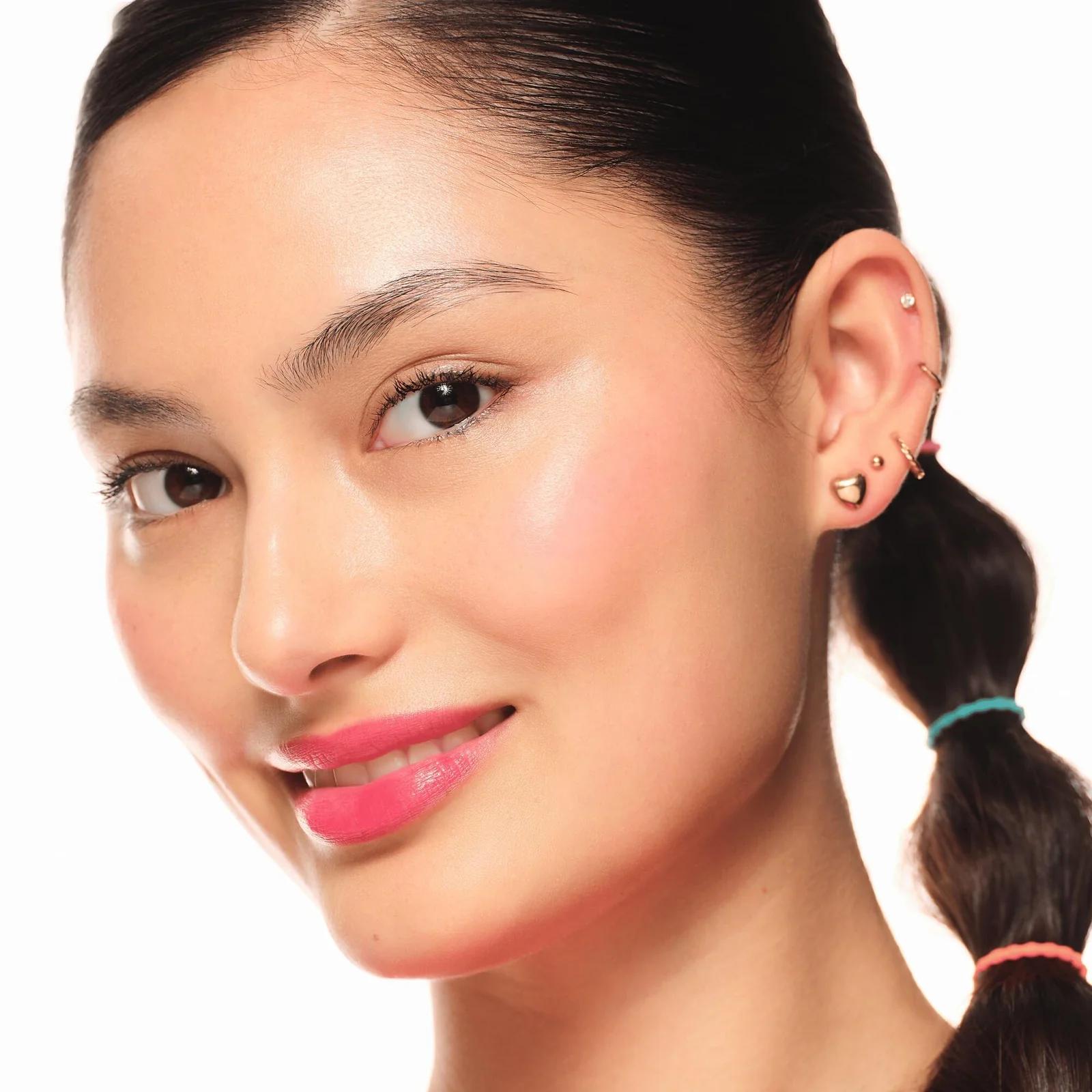 essence cosmetics naturaalne lip & cheek tint – Rouge ESS169 – kasutusnäide