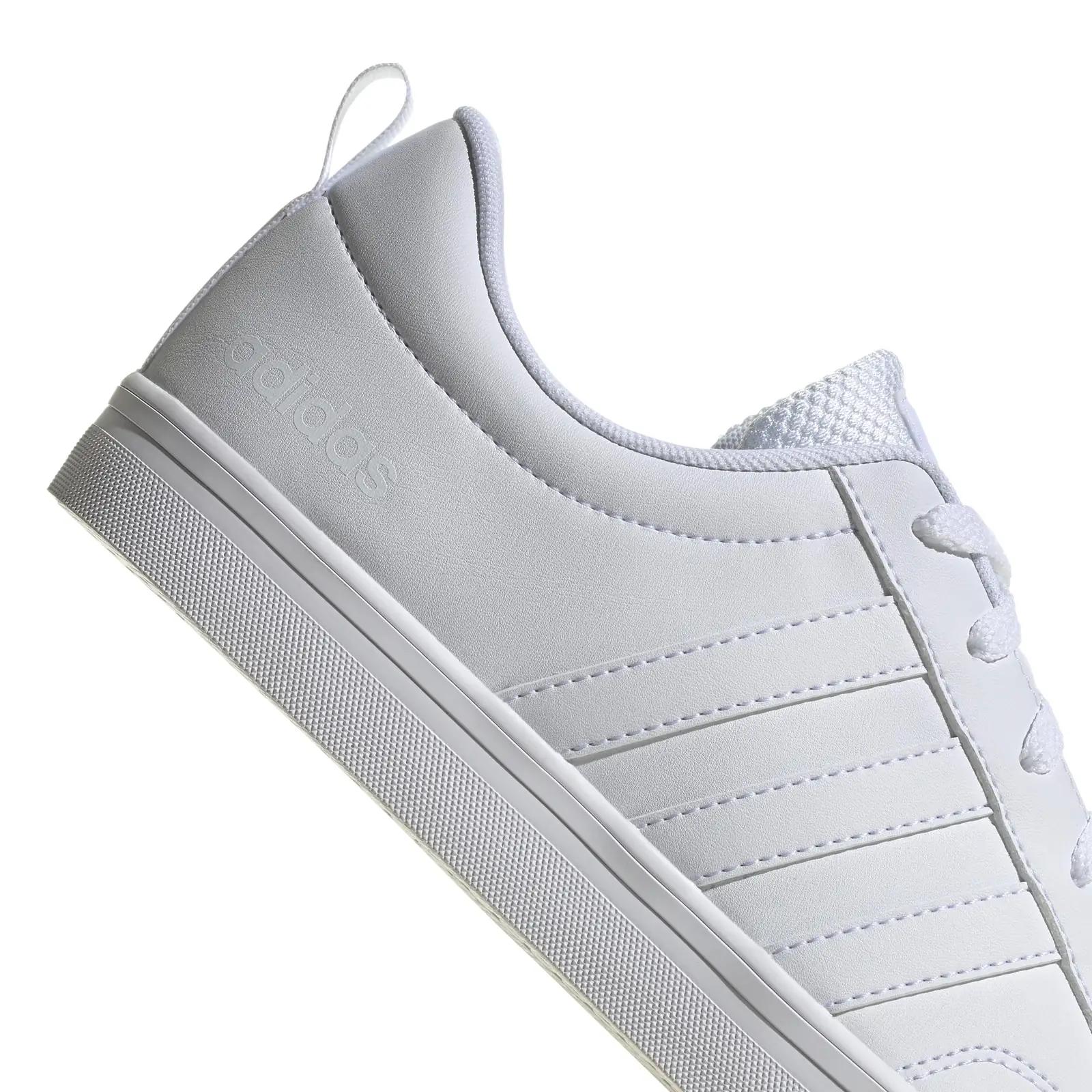 adidas nahast vabaajajalanõud — mugav sportlik valik HP6012 – kasutusnäide