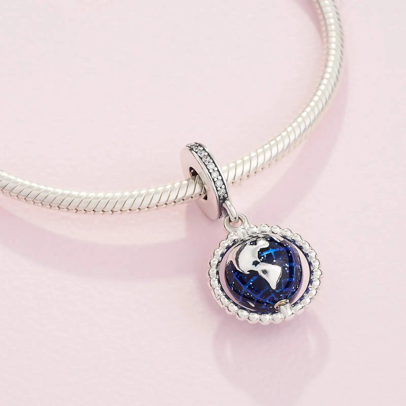 PANDORA hõbedane pöörlev globus – elegantne ripats charm – kasutusnäide