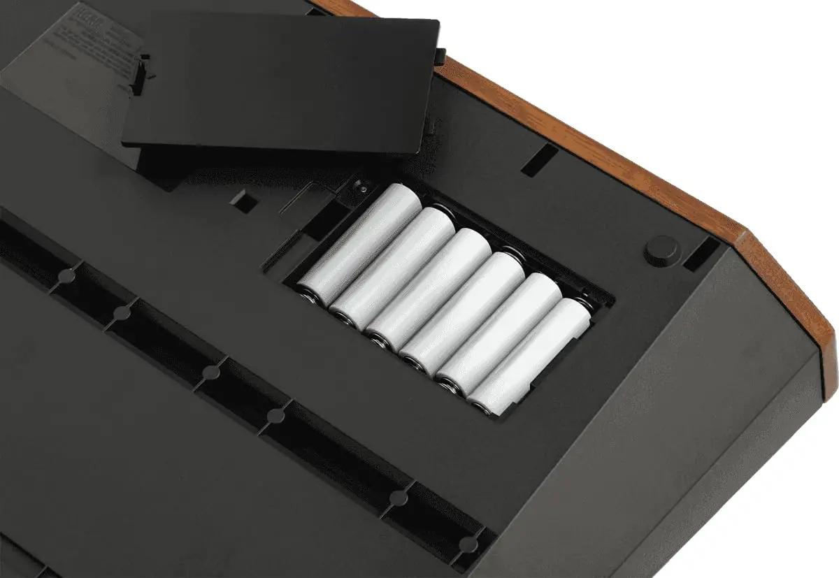 KORG monofoniline analoog-süntesaator — kompaktne puidust korpus – kasutusnäide