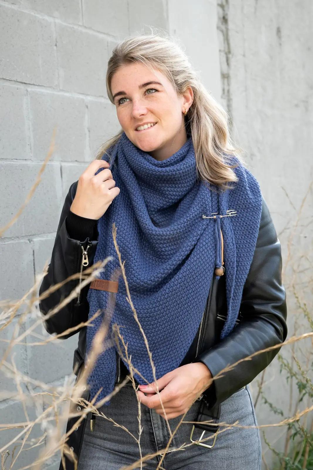 KNIT FACTORY ocker villane XXL kolmnurk-sall – soe ja pehme – lisavaade