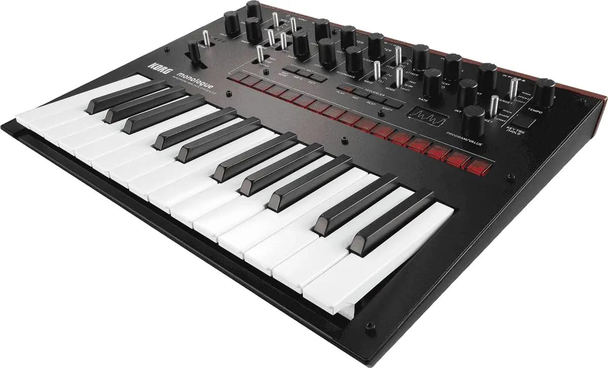 KORG monofoniline analoog-süntesaator — kompaktne puidust korpus