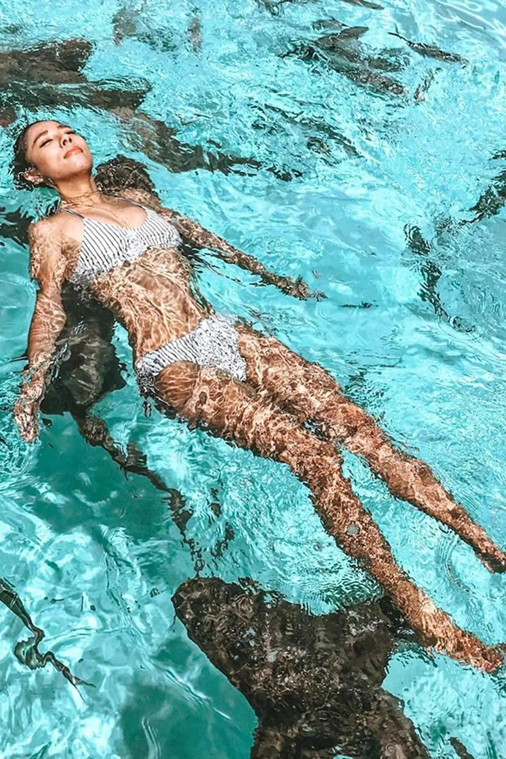 CUPSHE valge triibuline bikini komplekt — kerge ja mugav XS – kasutusnäide