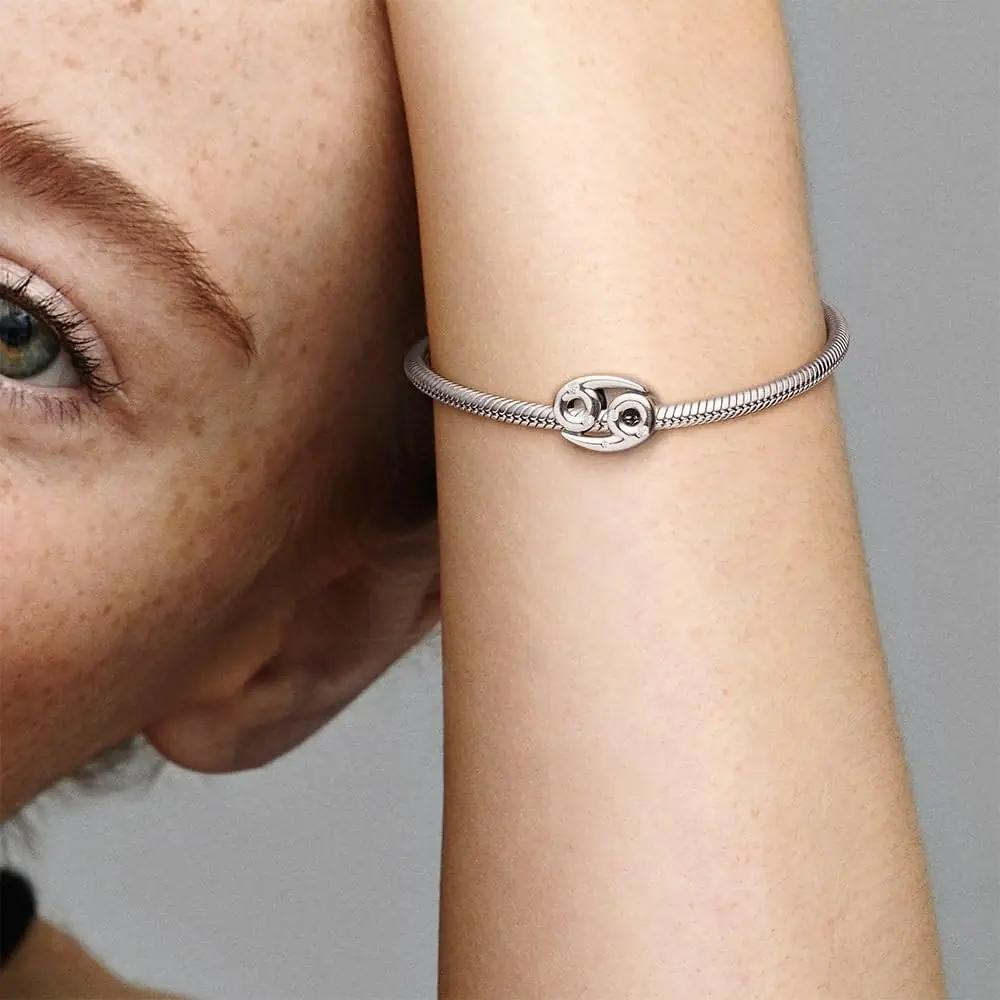 PANDORA hõbedane sodiaagiriipats vähile — elegantne kingiidee – kasutusnäide