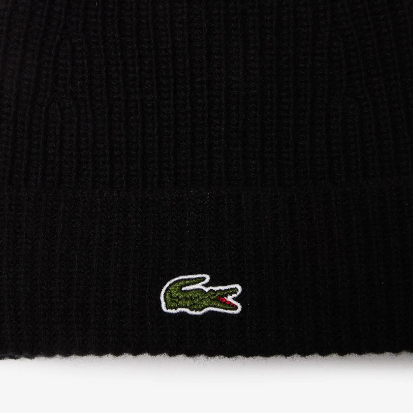 Lacoste pehme villane müts — soe talveaksessuaar – detailne vaade