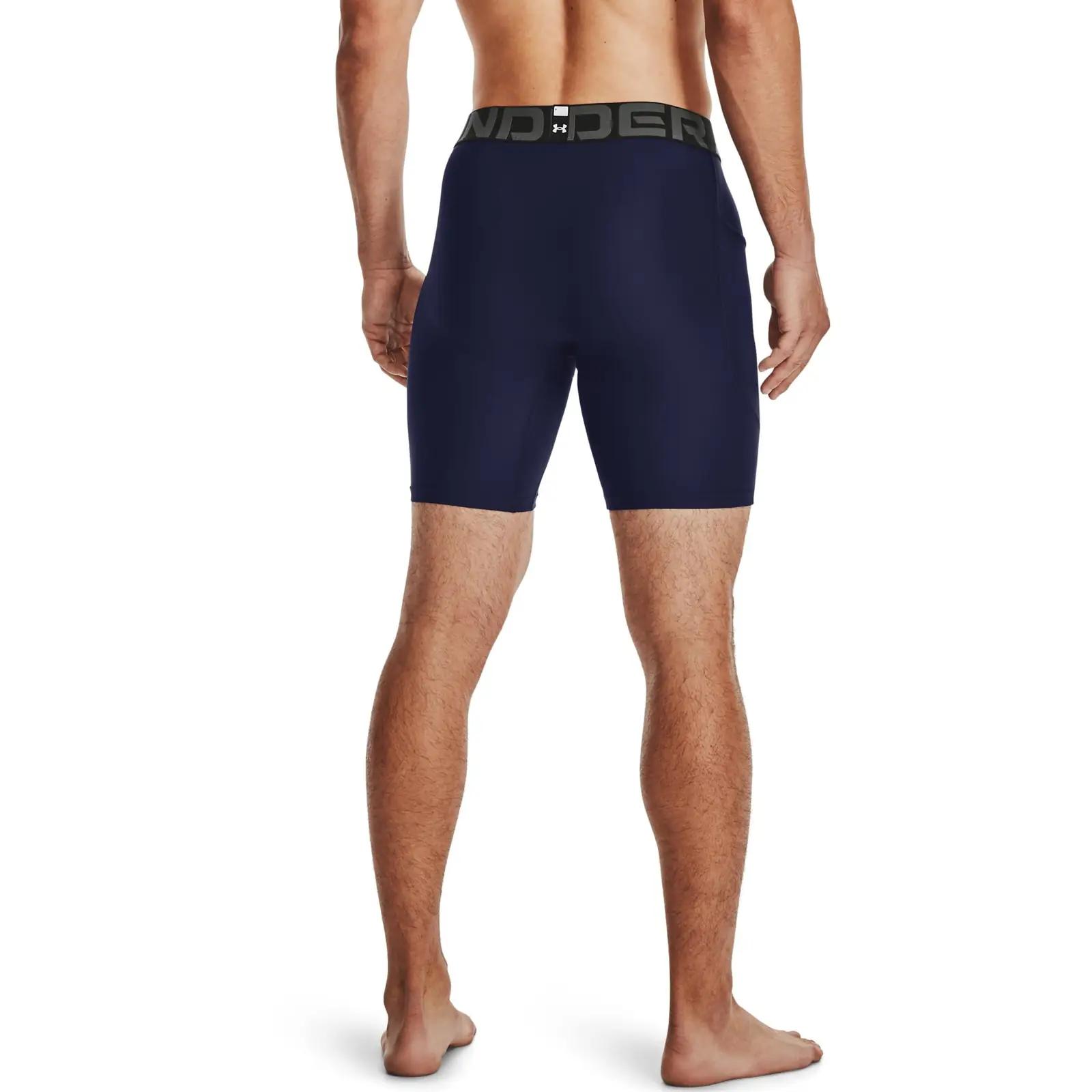 Under Armour hingav ja veniv spordishorts – mugav treeninguks – detailne vaade