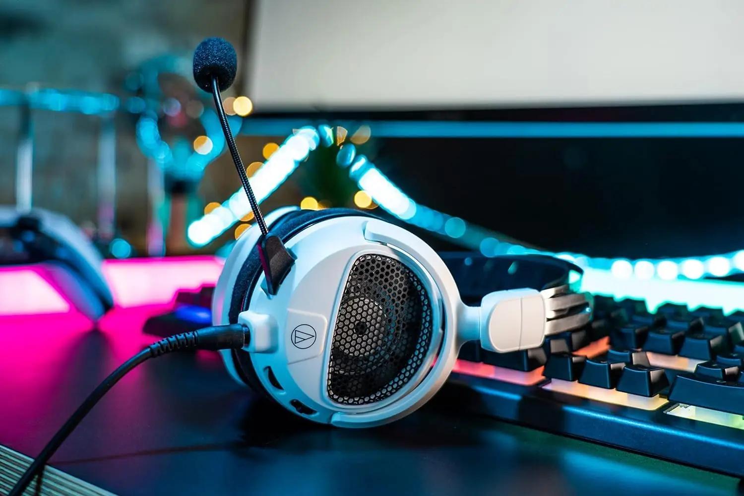 Audio-Technica valge ahornmaterjalist mängukõrvaklapid – detailne vaade