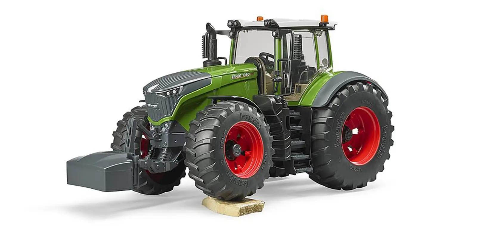 bruder Fendt 1050 Vario – vastupidav plastiktraktor mängimiseks – kasutusnäide