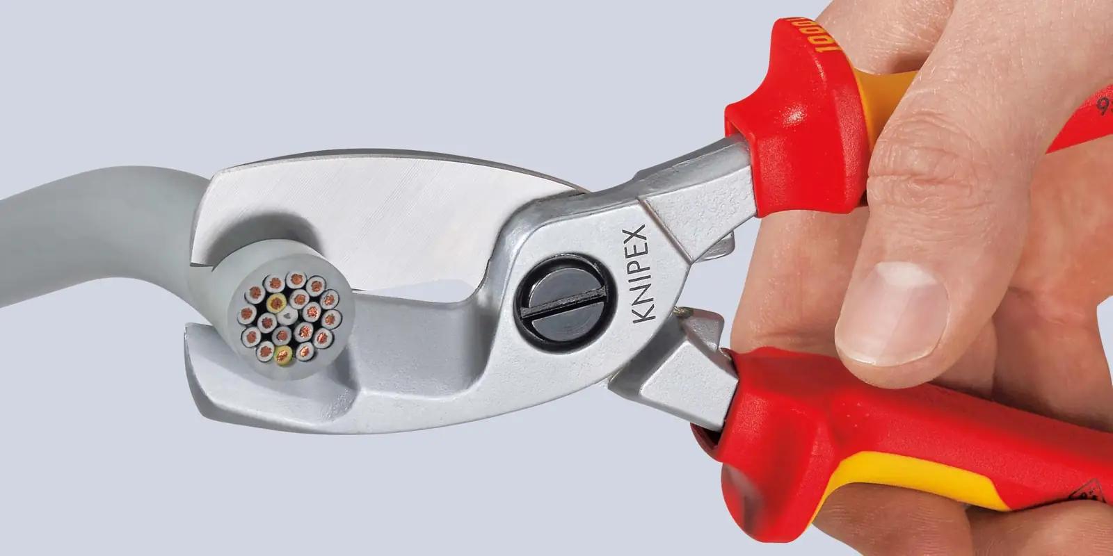 KNIPEX tugevast vaskist isoleeritud kaablikäärid – kasutusnäide