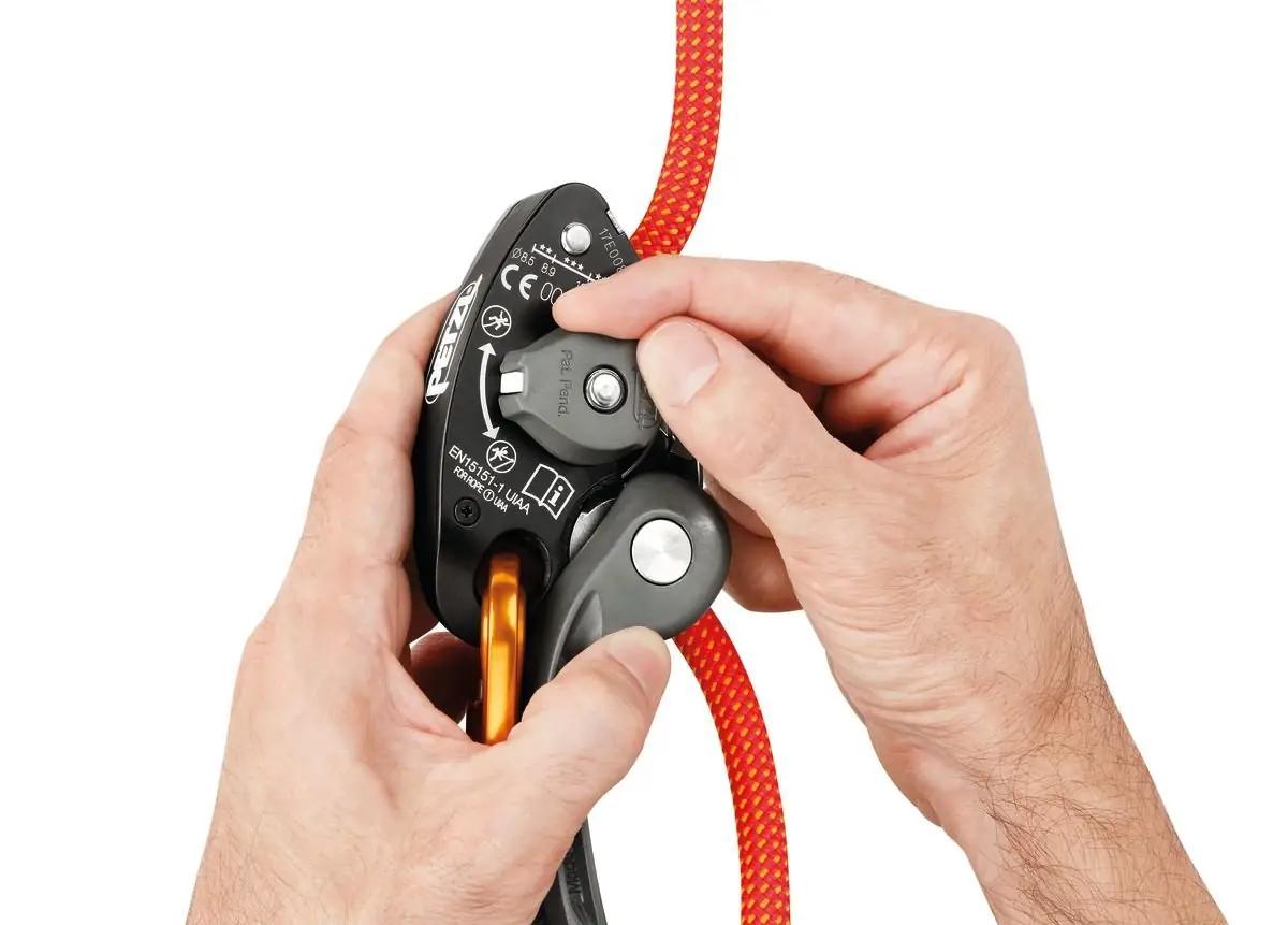 PETZL turvakinnitusega Grigri+ alumiiniumist laskumisahi – kasutusnäide