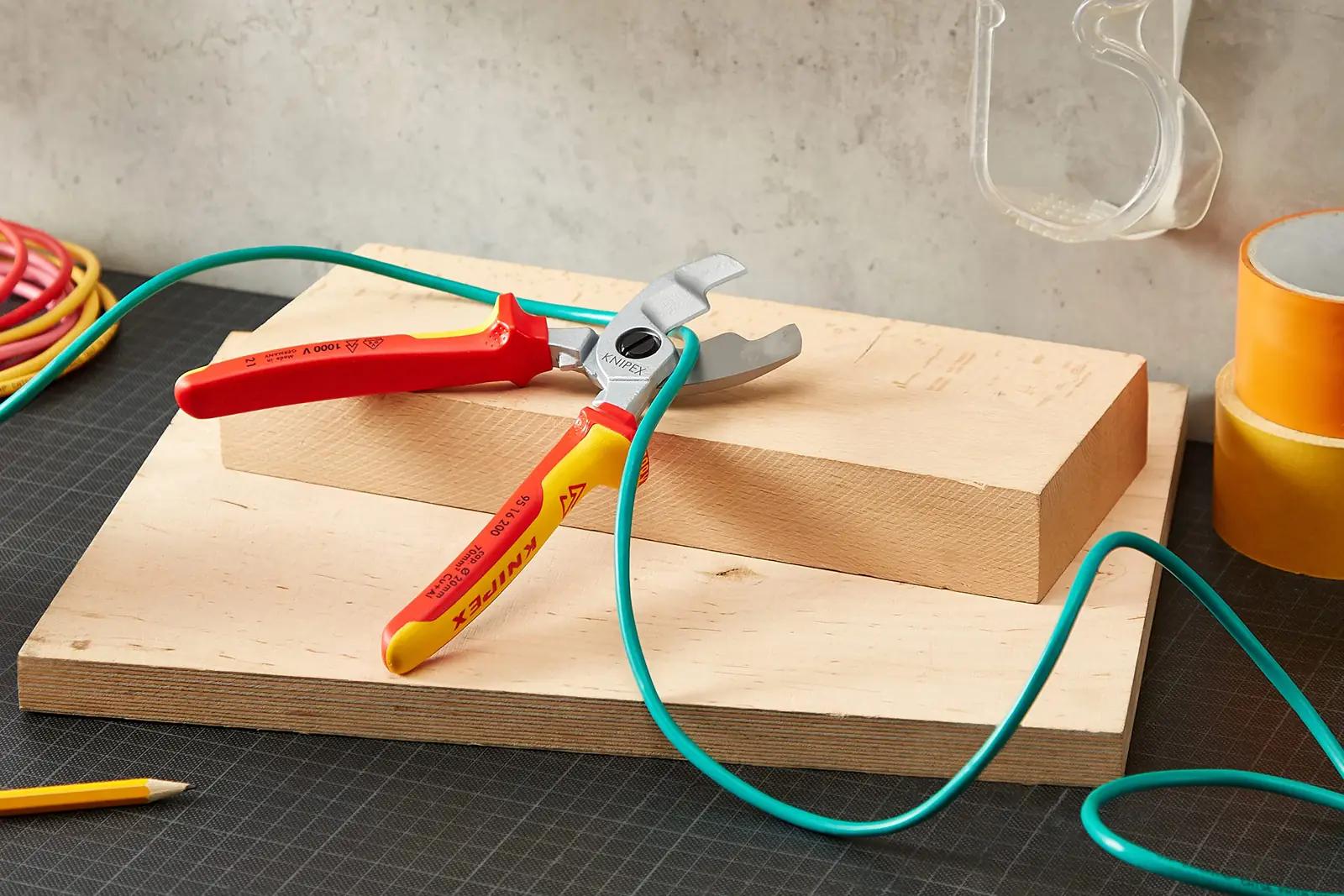 KNIPEX Knipex - 95 16 200 tangid – detailne lähivaade