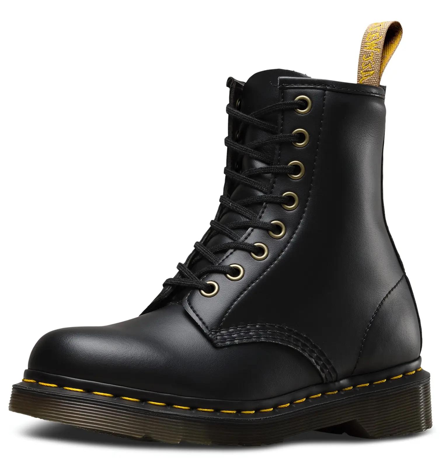 Dr. Martens vegan nahk-sarnased saapad — vastupidav linnakõnd