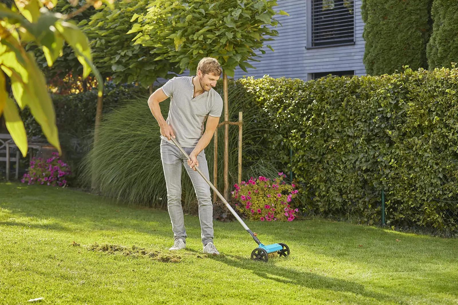 Gardena roostevaba vertikutier 32 cm — hooldav rohuabi – kasutusnäide
