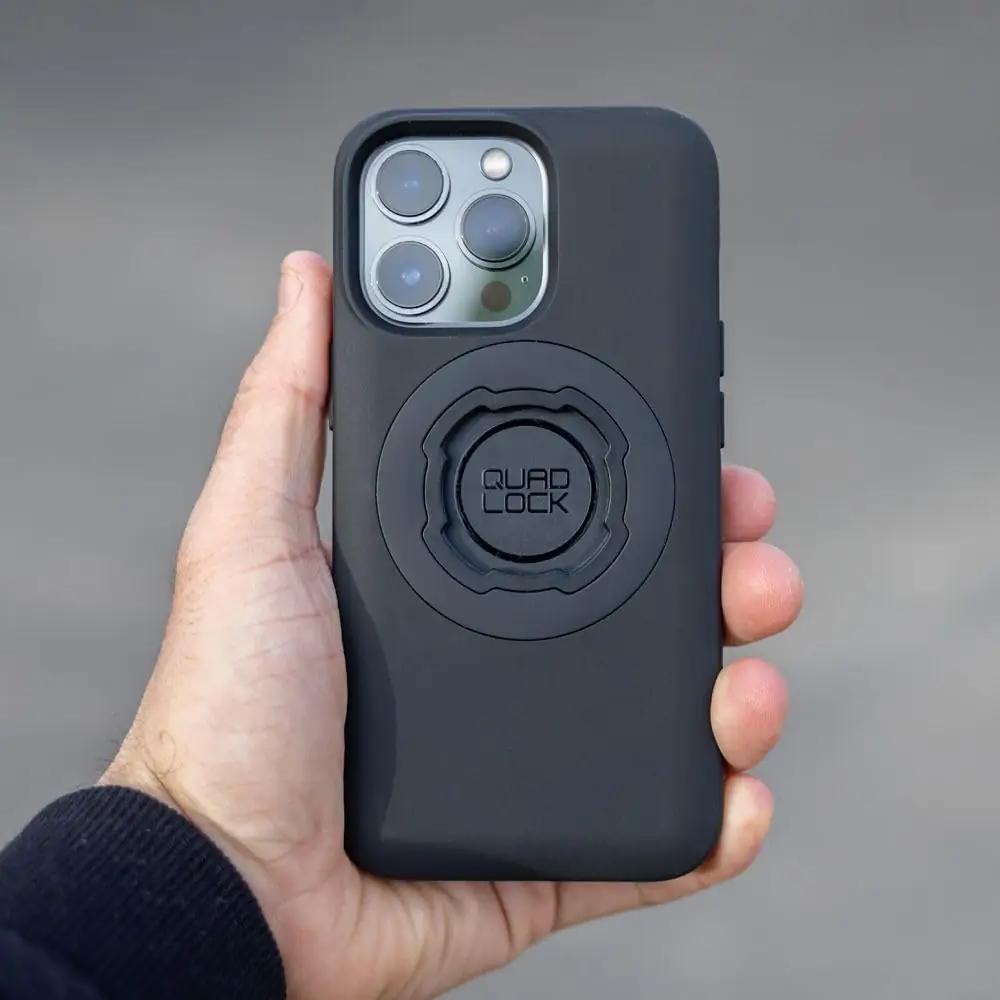 QUAD LOCK kaitsev MAG-kate iPhone 15 Pro Max — vastupidav TPU – kasutusnäide