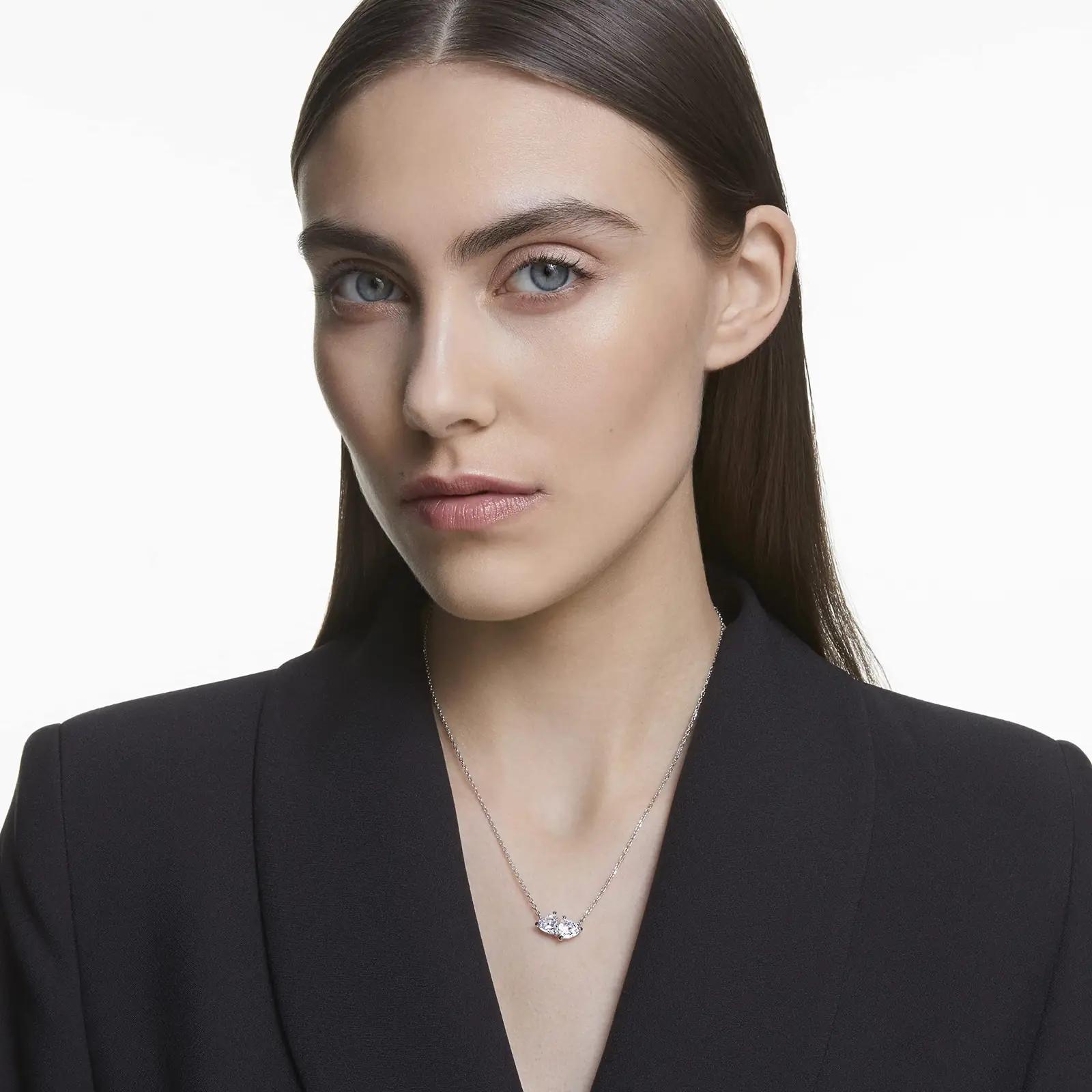 Swarovski särav südameripats — elegantne ródineeritud kaelakee – kasutusnäide