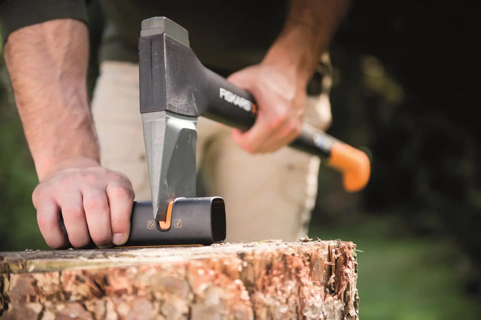 Fiskars vastupidav universaalkirves X7 koos teritajaga – lisavaade