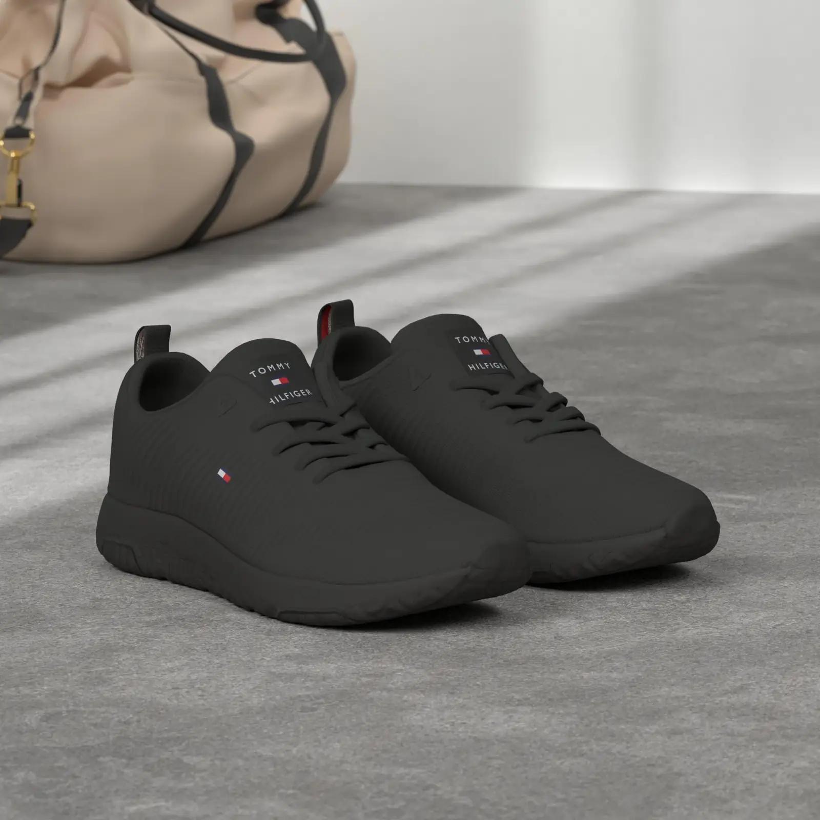 Tommy Hilfiger kerge tekstiilrunniga spordijalats kui kingiidee – pakend ja tarvikud