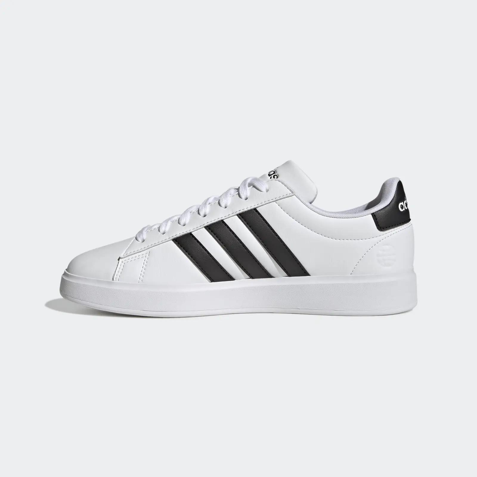 adidas klassikalised Grand Court 2.0 tossud – vastupidav sport – pakend ja tarvikud