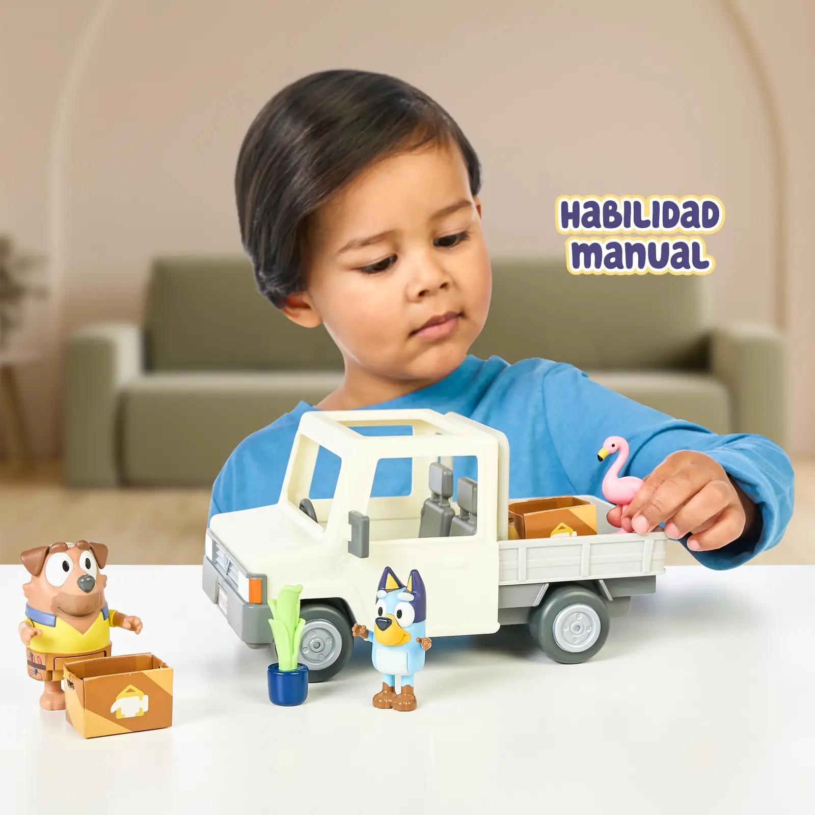 BlueY sinine plastikust mänguauto – kingitus lastele – kasutusnäide