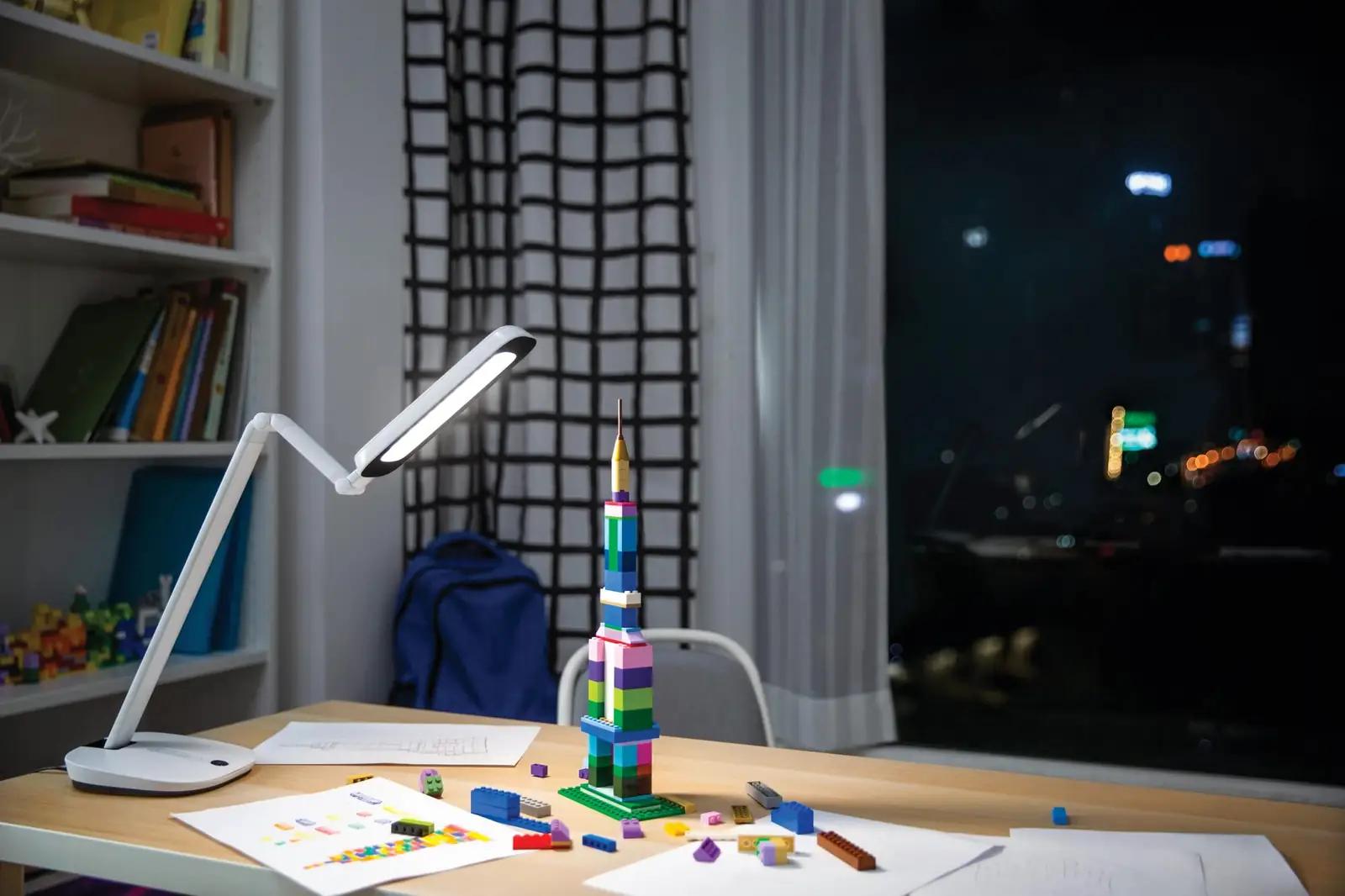 Philips LED laualamp RobotPlus — modernne valgustus lugemiseks – pakend ja tarvikud