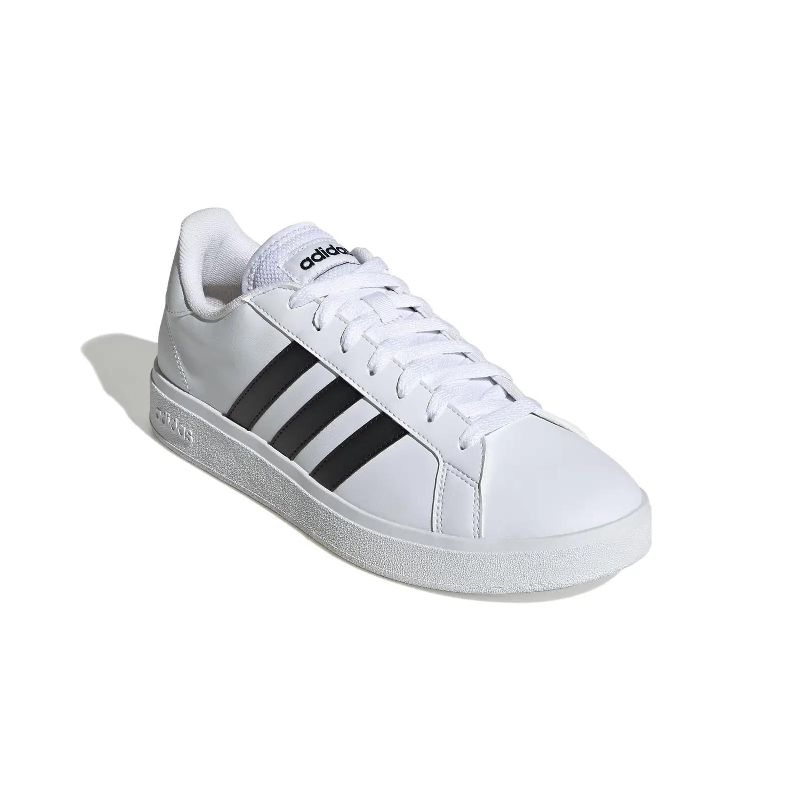 adidas stiilsed ja vastupidavad Grand Court tossud – mugav sport – kasutusnäide