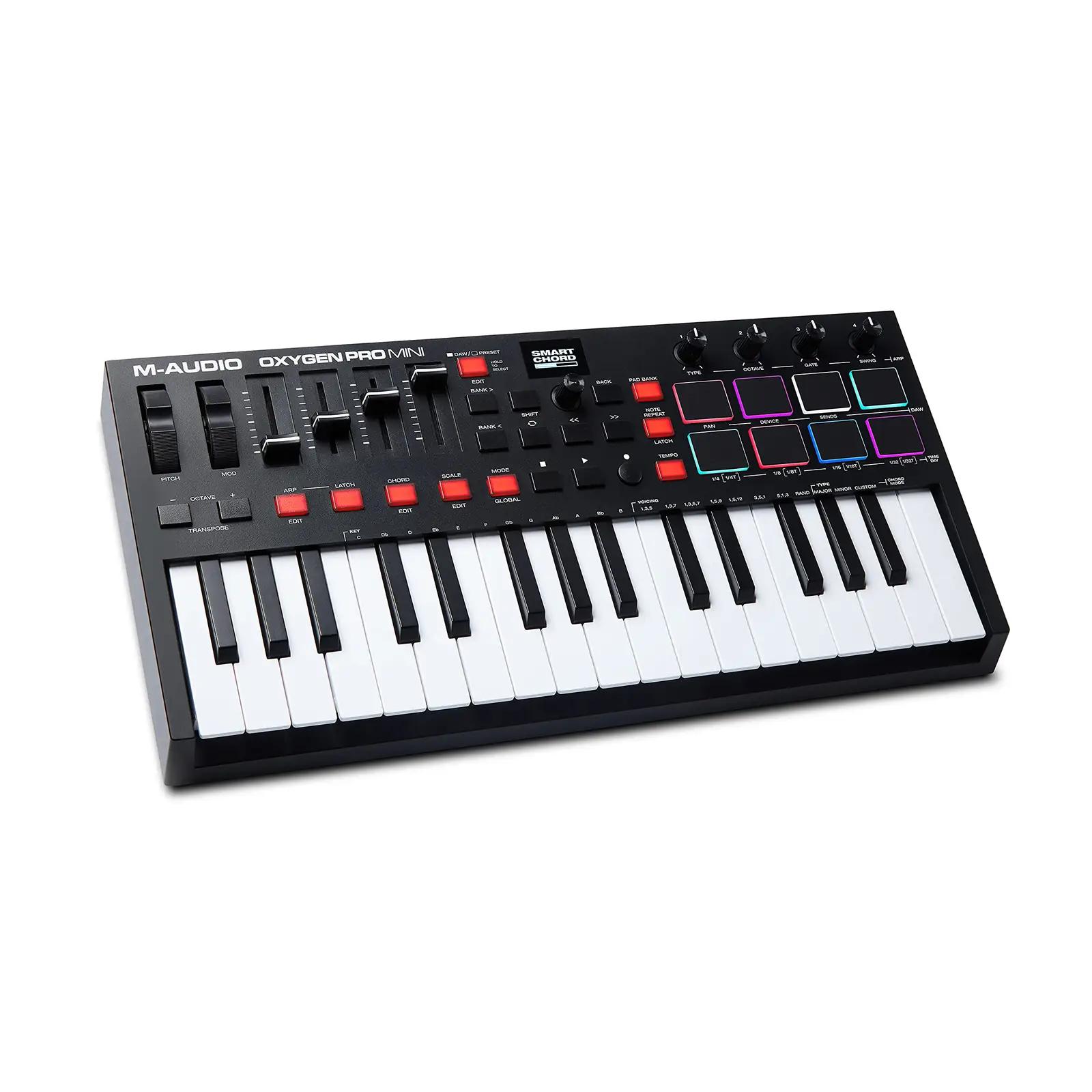 M-AUDIO süsinikmust MIDI-klaviatuur 32 klahviga — kompaktne