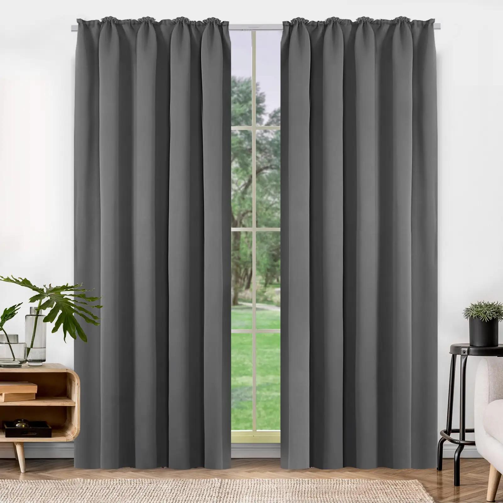 Deconovo heli- ja valgusblokiga kardinad 260×140 cm, helehall – kasutusnäide