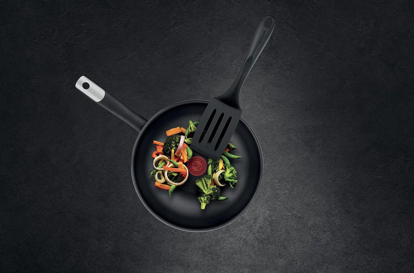 Tefal vastupidav 28 cm Hard Titanium wok — tugev mittetakkuv kate – kasutusnäide