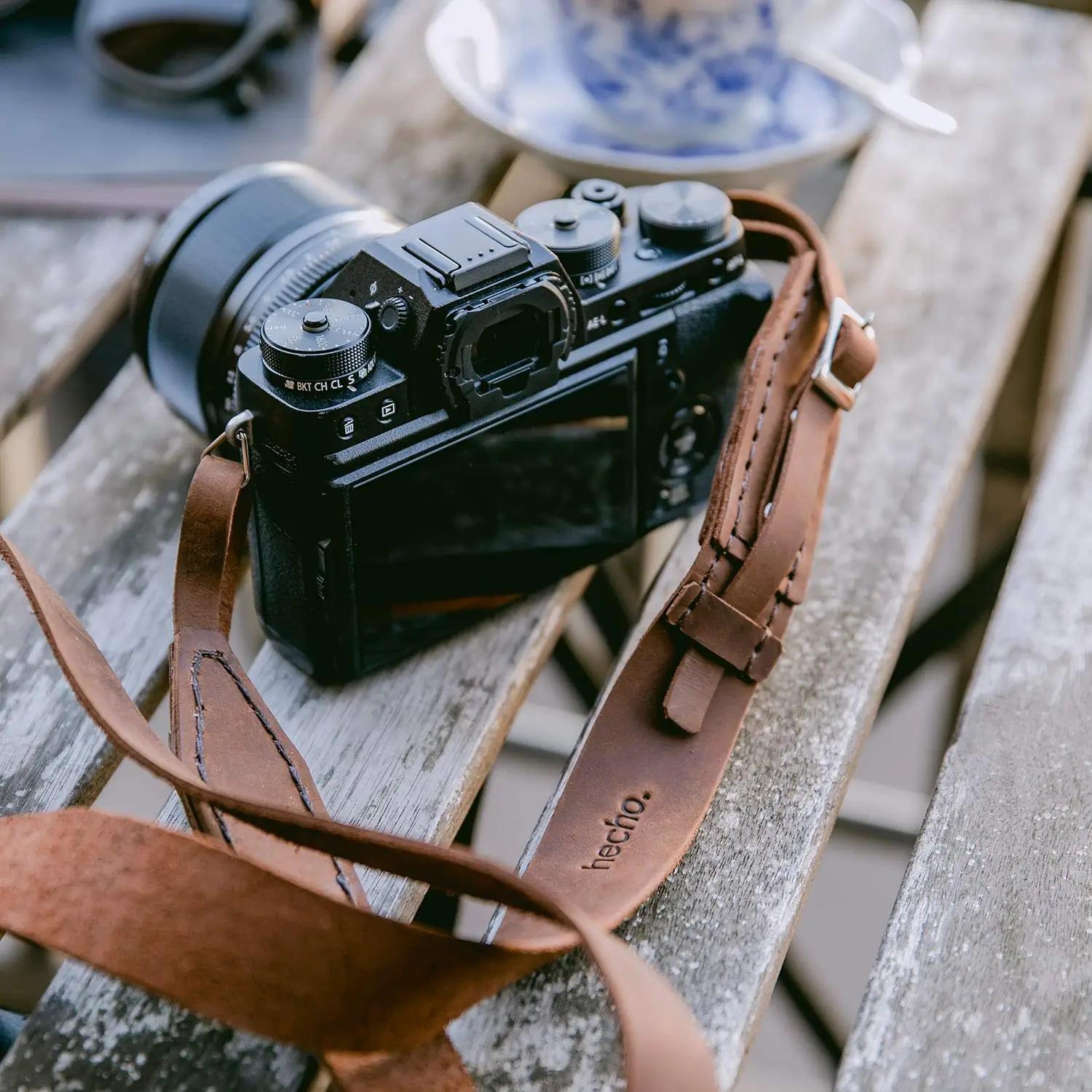 hecho. nahast vintage kaelarihm fotograafile – Dark Wood – detailne vaade