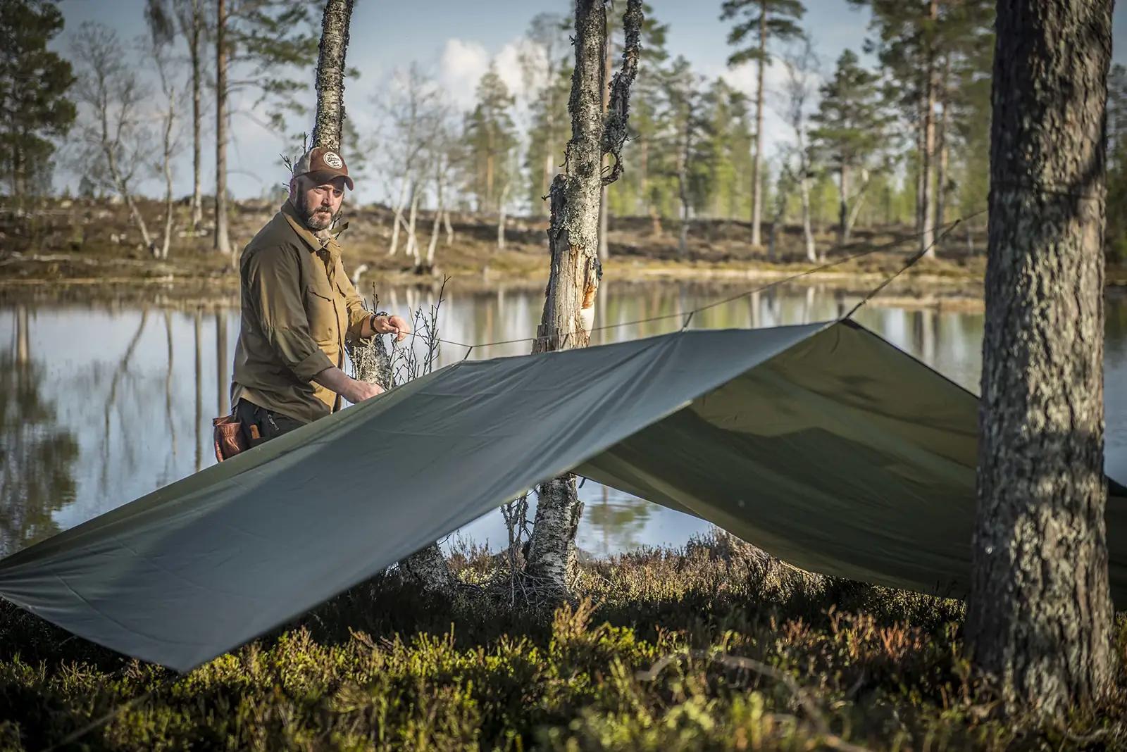 Helikon-Tex camouflage-supertarp – vastupidav bushcraft-kate – kasutusnäide