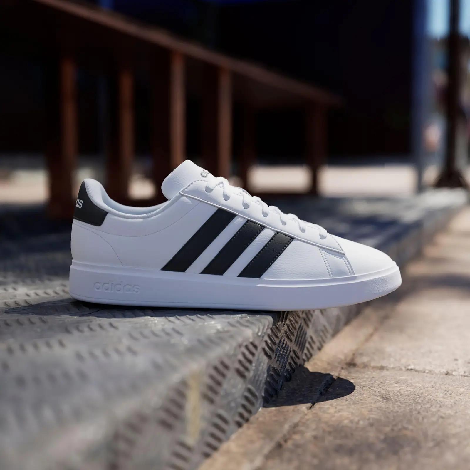 adidas GW9195 tennisetossud ja spordijalatsid – detailne lähivaade