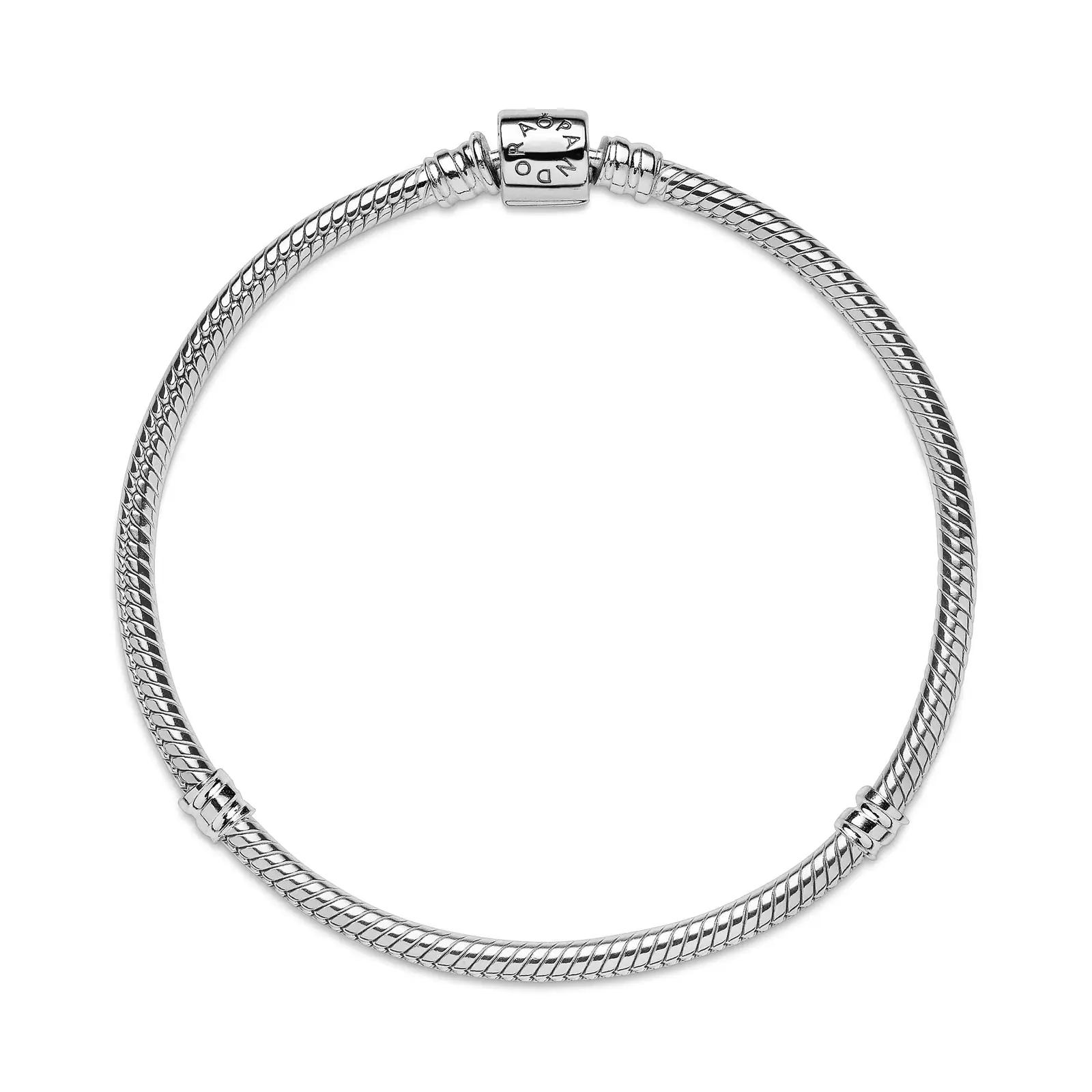 PANDORA hõbedane käevõru elegantse graveeringuga, 17 cm – kasutusnäide