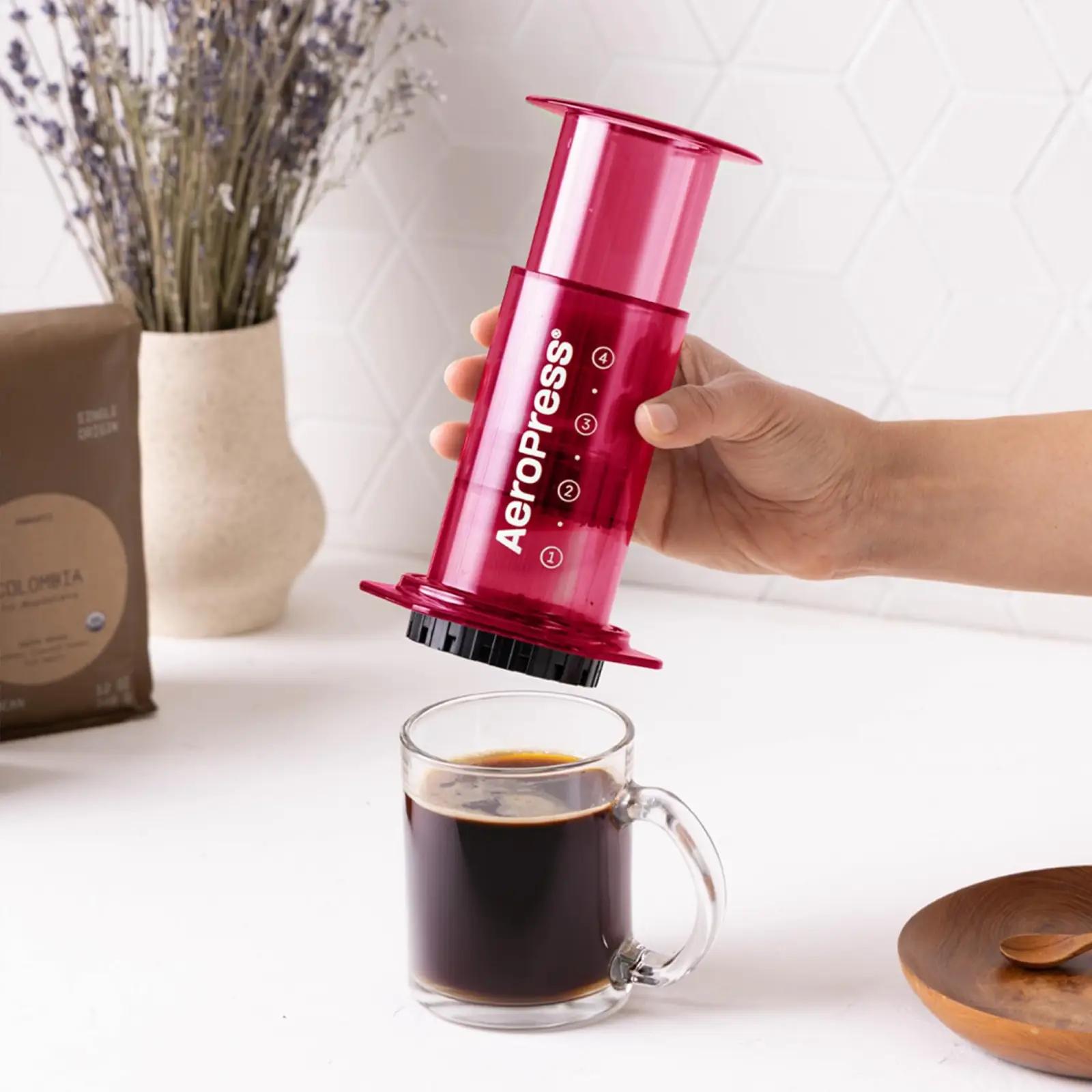 AeroPress roosa kaasaskantav kohvipress – ideaalne reisile – lisavaade
