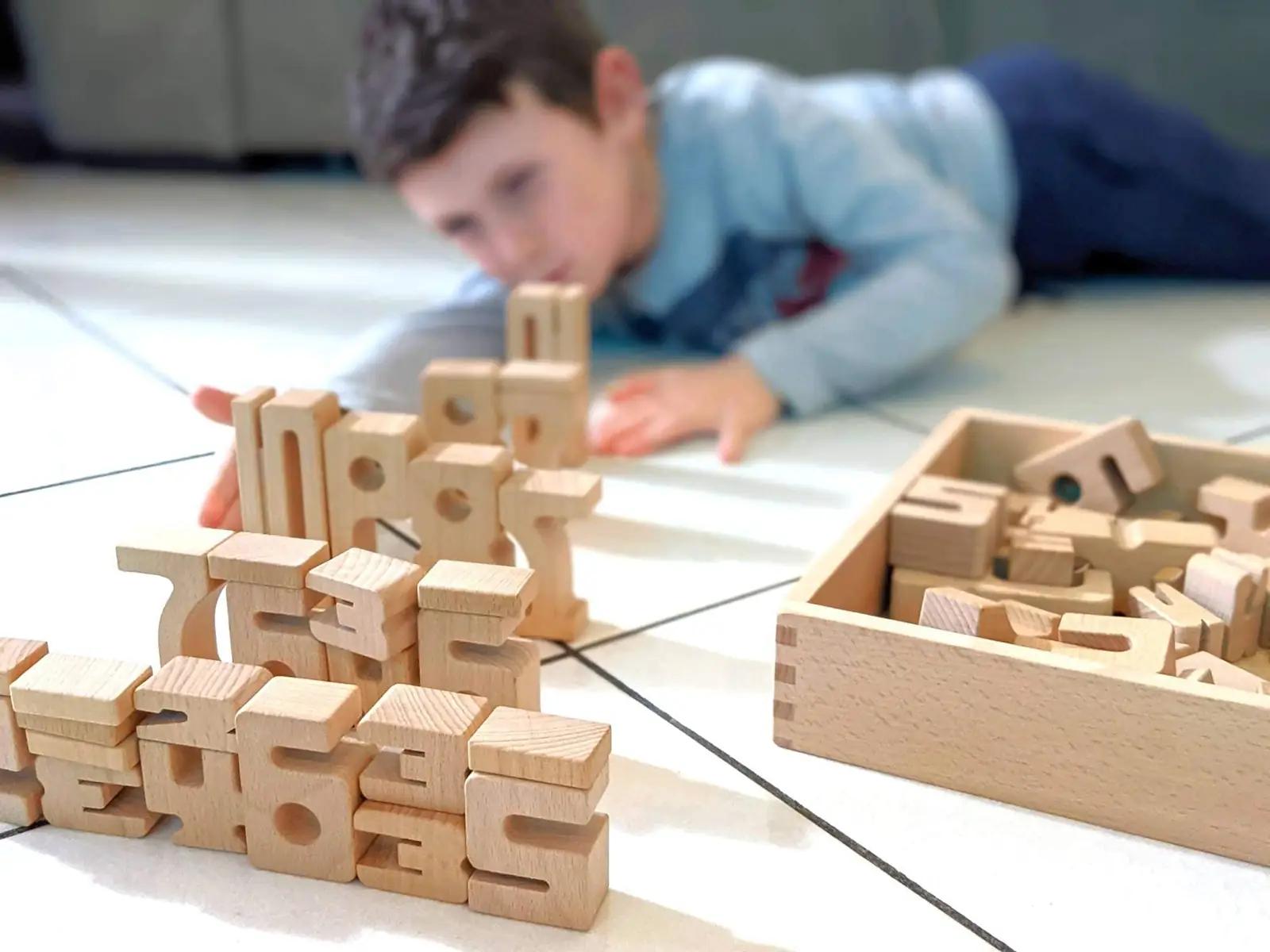 SumBlox puidust tornimäng – Montessori numbriplokid lastele – kasutusnäide
