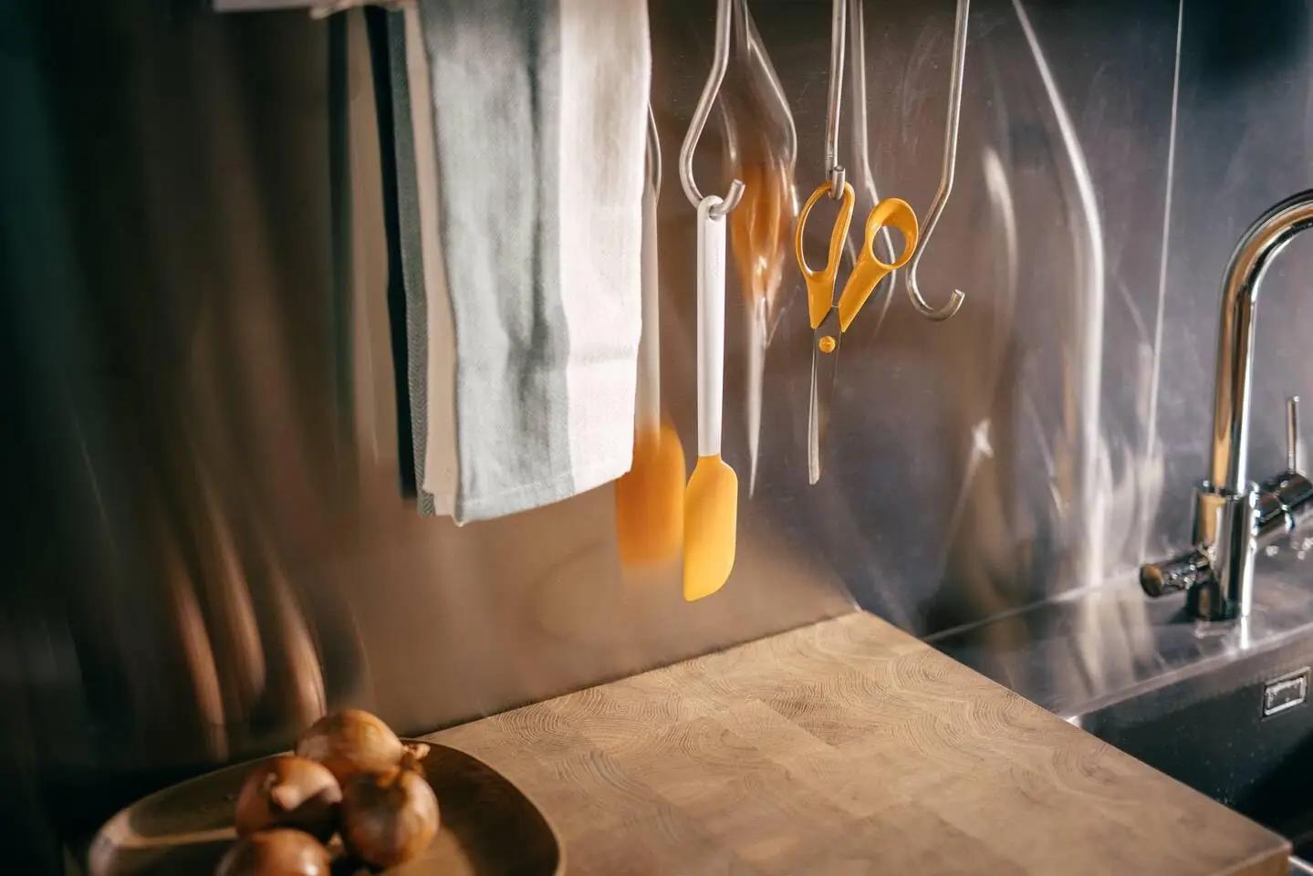 Fiskars köögitarvikute komplekt – silikoonist spaatel ja pintsel – lisavaade