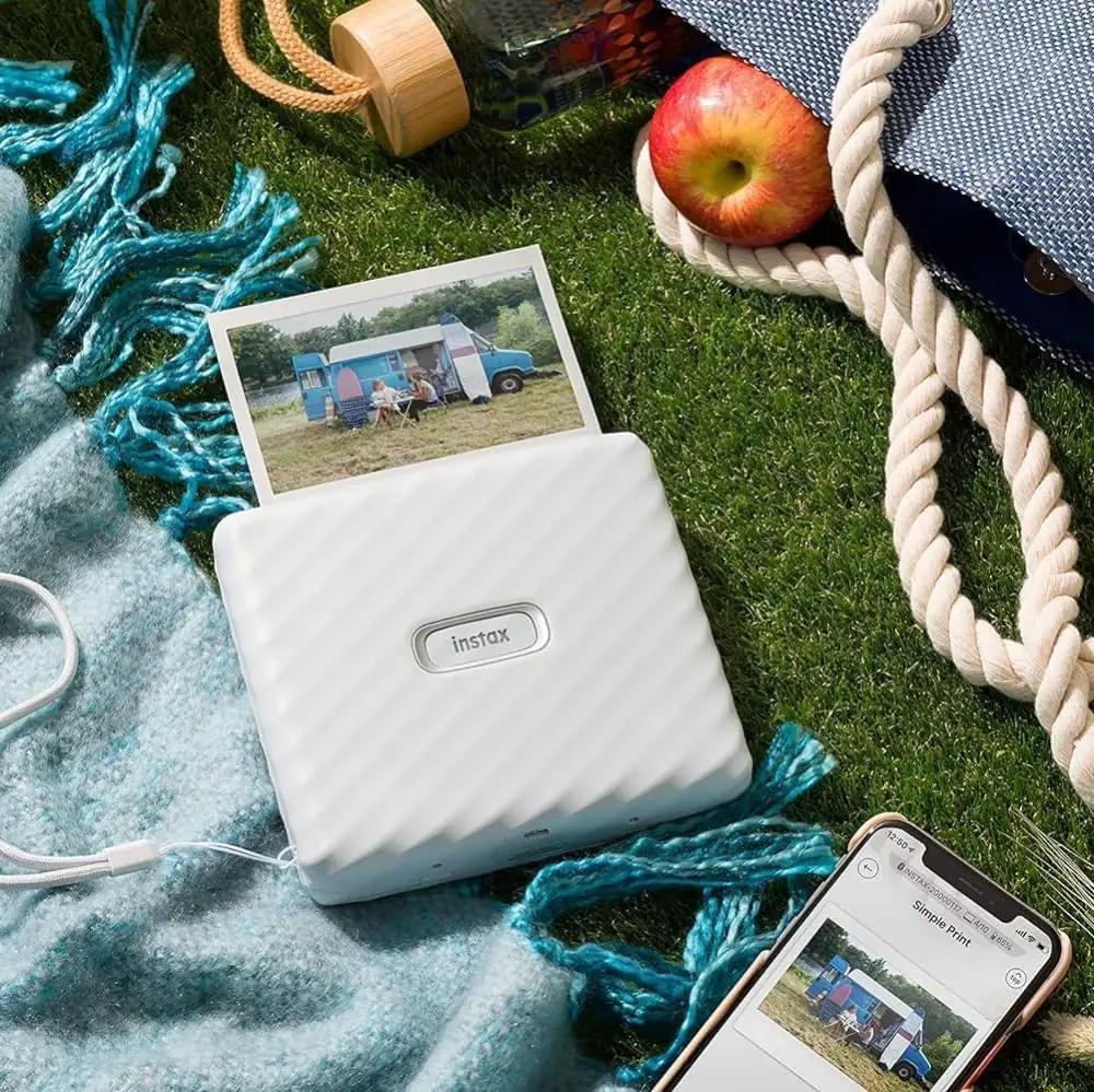 INSTAX laiaformaadi fotoprinter – kompaktne kingitus emadele – kasutusnäide