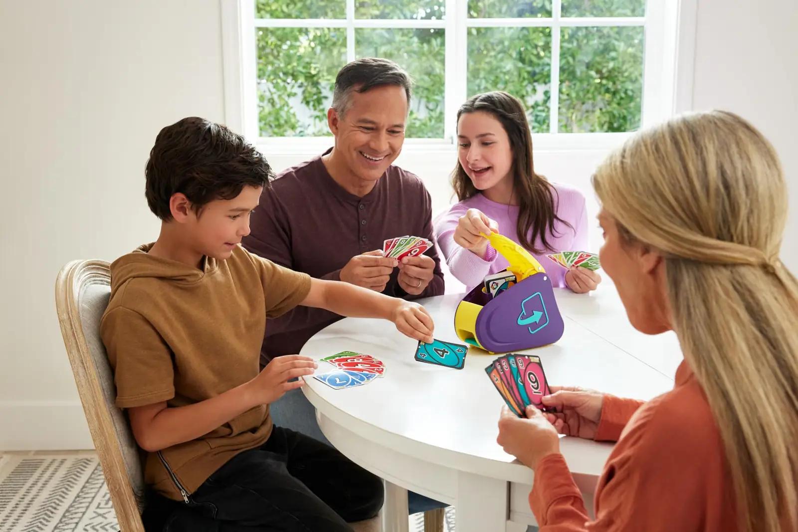 Mattel Games UNO Flip Extreme — lõbus peremäng plastikust – pakend ja tarvikud